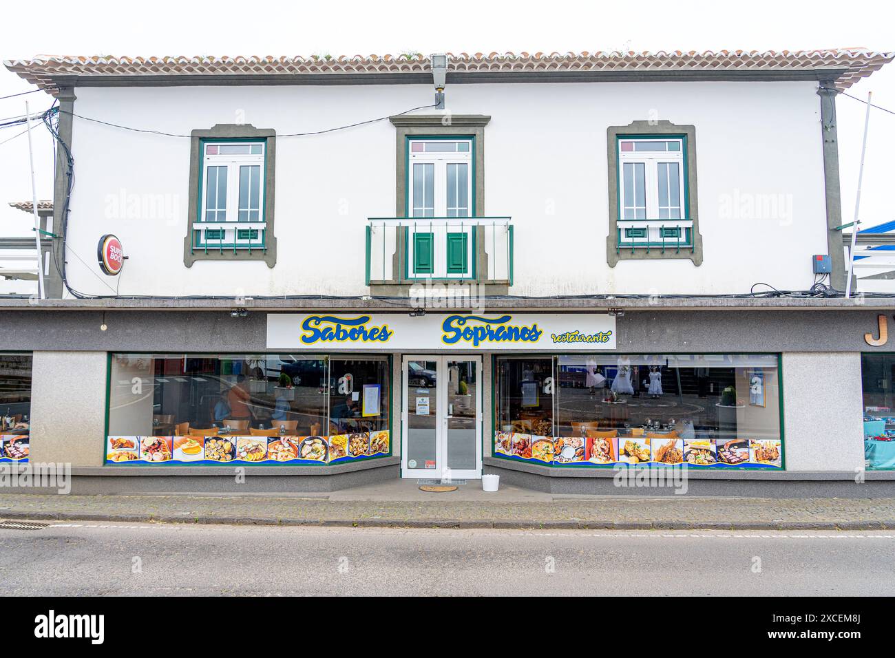 Vorderfassade des Gebäudes des Sabores Sopranrestaurants. Ilha Terceira-Azoren-Portugal. Stockfoto