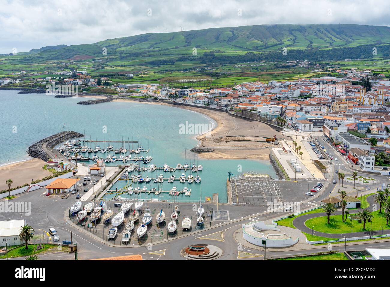Aus der Vogelperspektive des ovalförmigen städtischen Sportplatzes in der Nähe der Bucht und des Strandes von Vitoria, Insel Terceira-Azoren-Portugal. Stockfoto