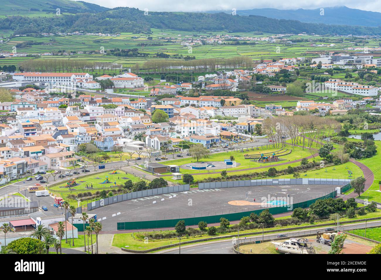 Aus der Vogelperspektive des ovalförmigen städtischen Sportplatzes in der Nähe der Bucht und des Strandes von Vitoria, Insel Terceira-Azoren-Portugal. Stockfoto