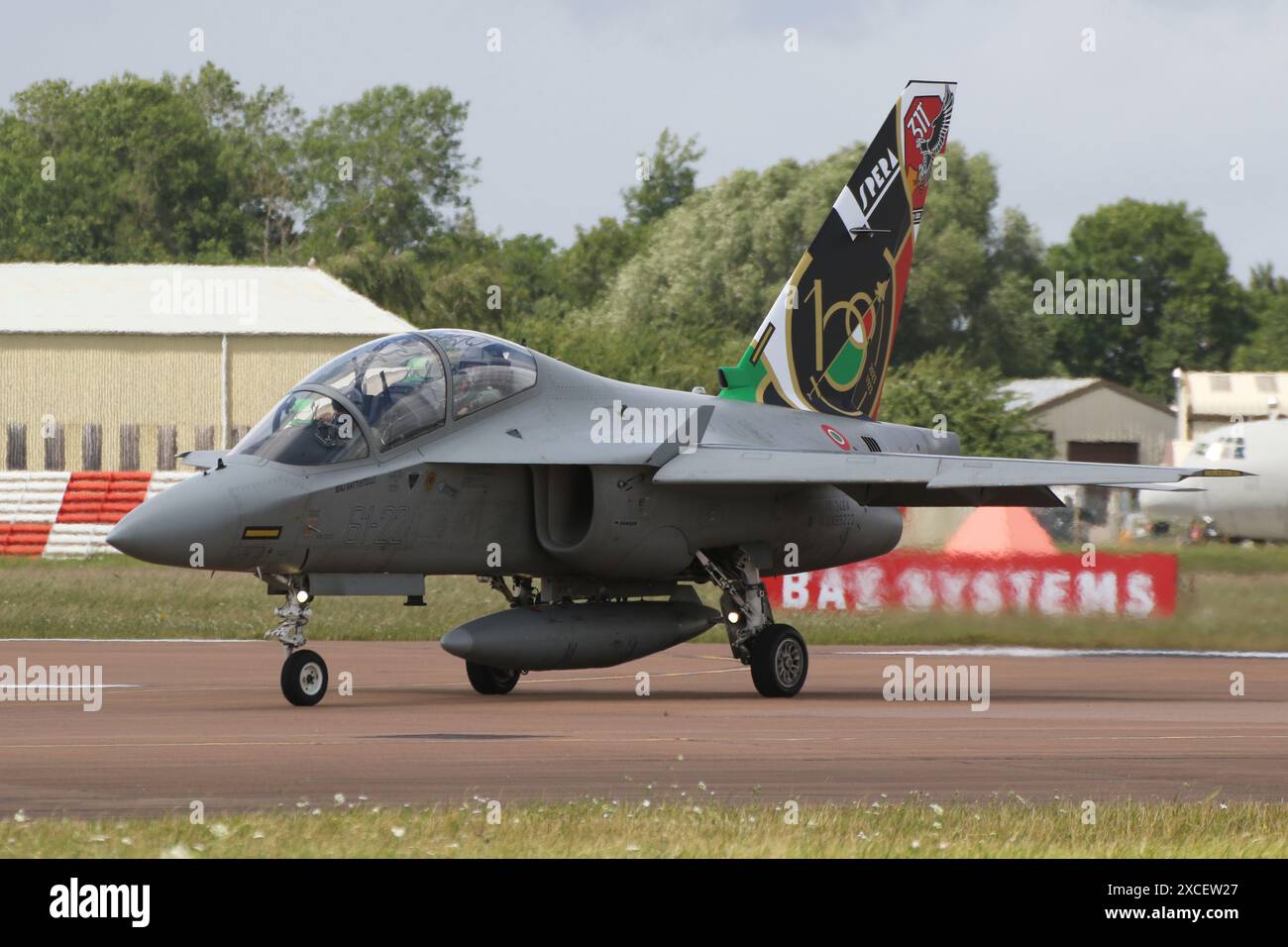 CSX55223, ein Leonardo T-346A Master, der von der italienischen Luftwaffe (Aeronautica Militare) betrieben wird, traf bei der RAF Fairford in Gloucestershire ein, um an der Royal International Air Tattoo 2023 (RIAT23) teilzunehmen. Die Heckflosse des Flugzeugs trägt ein Sonderkonzept zum 100. Jahrestag der Gründung der italienischen Luftwaffe. Stockfoto