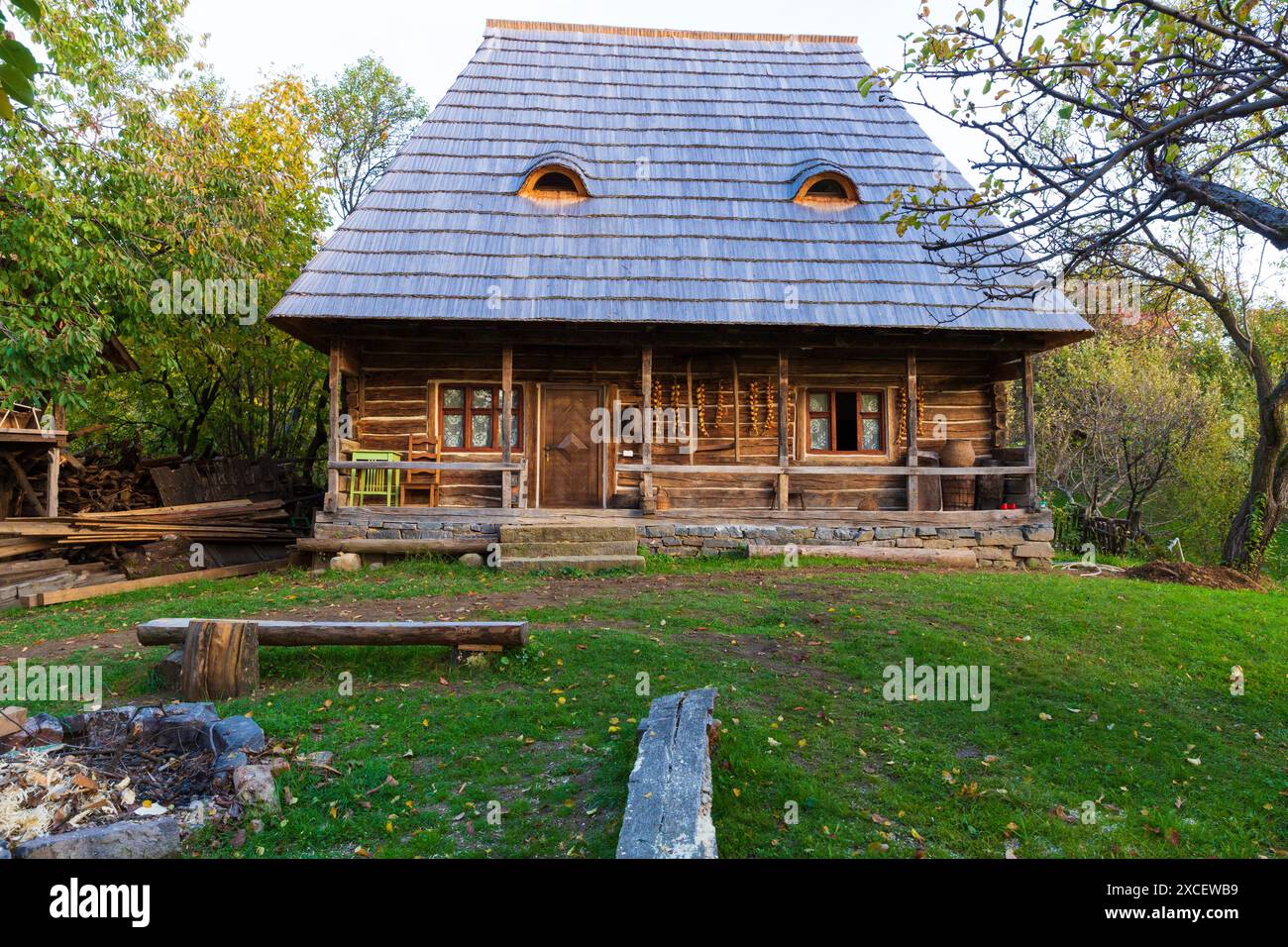 Europa, Rumänien, Siebenbürgen, Maramures, Baie Mare. Traditionelles rumänisches Bauernhaus, Fenstermöbel im Inneren. Stockfoto