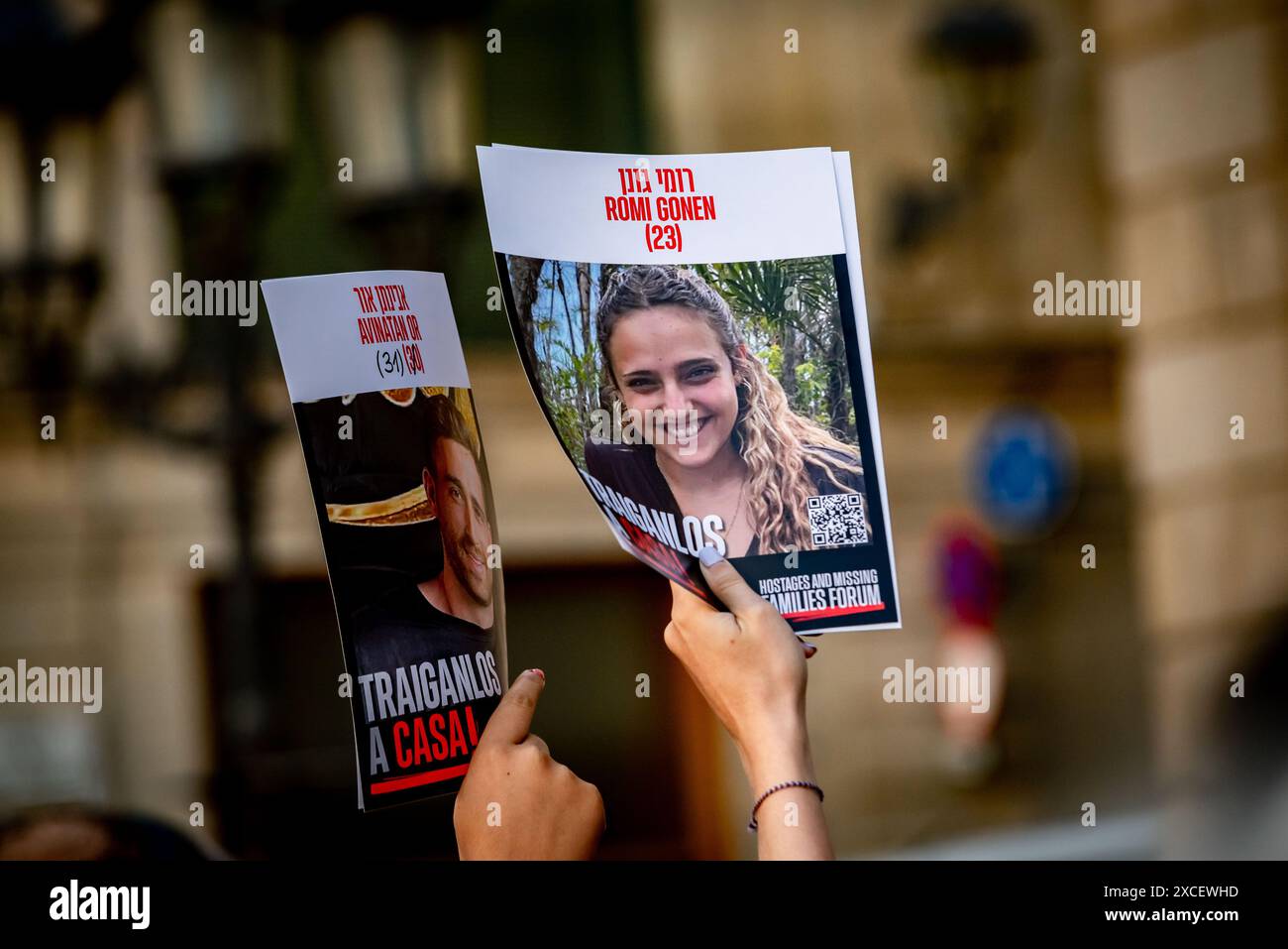 In Barcelona halten die Menschen Geiseln während eines Protestes gegen Antisemitismus und für die Freiheit der von der Hamas entführten Israelis. Stockfoto