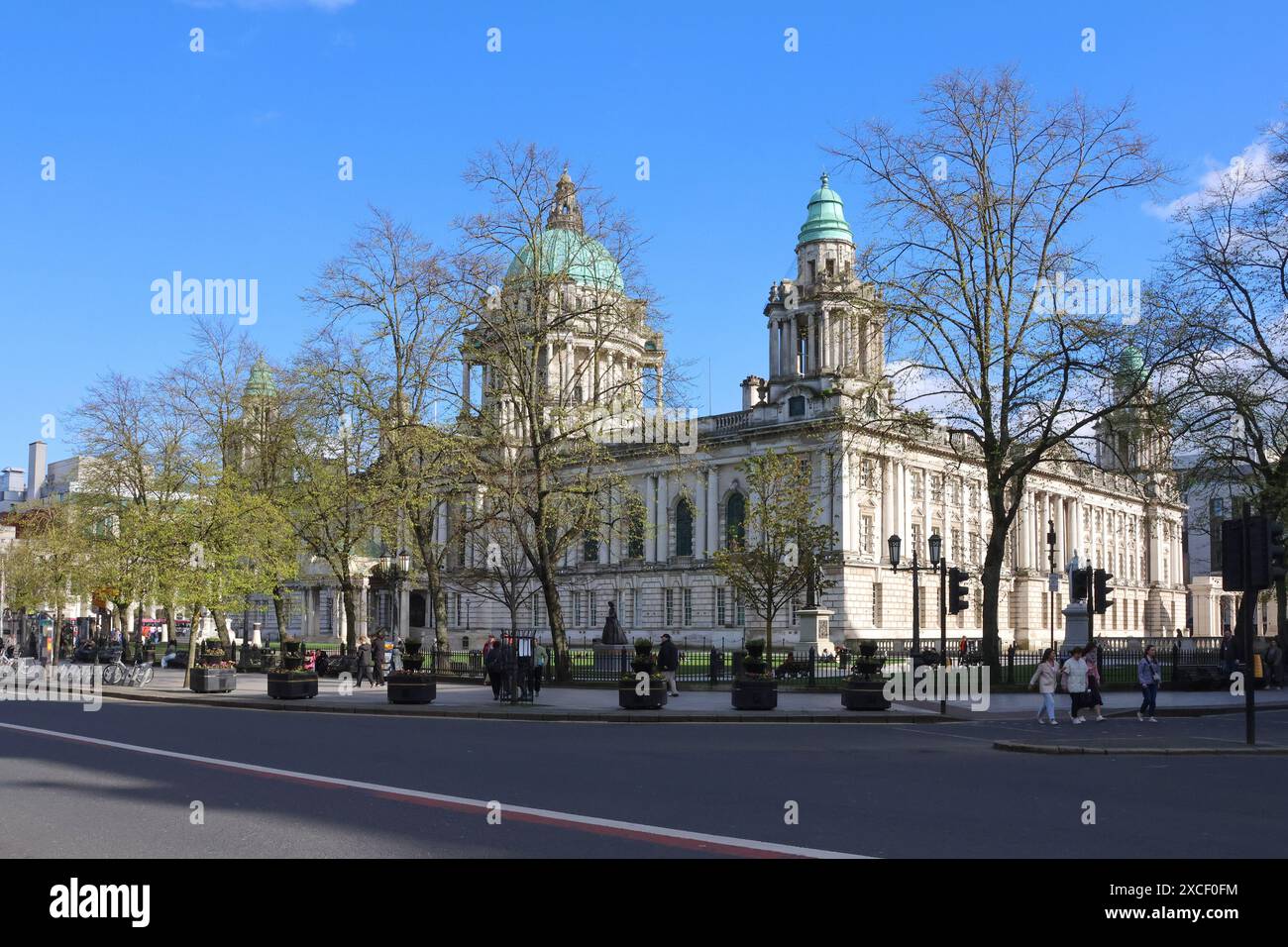 Das öffentliche Hauptgebäude Belfast Architektur. Fassade Belfast City Hall sonniger Frühlingstag Belfast City Centre. Stockfoto