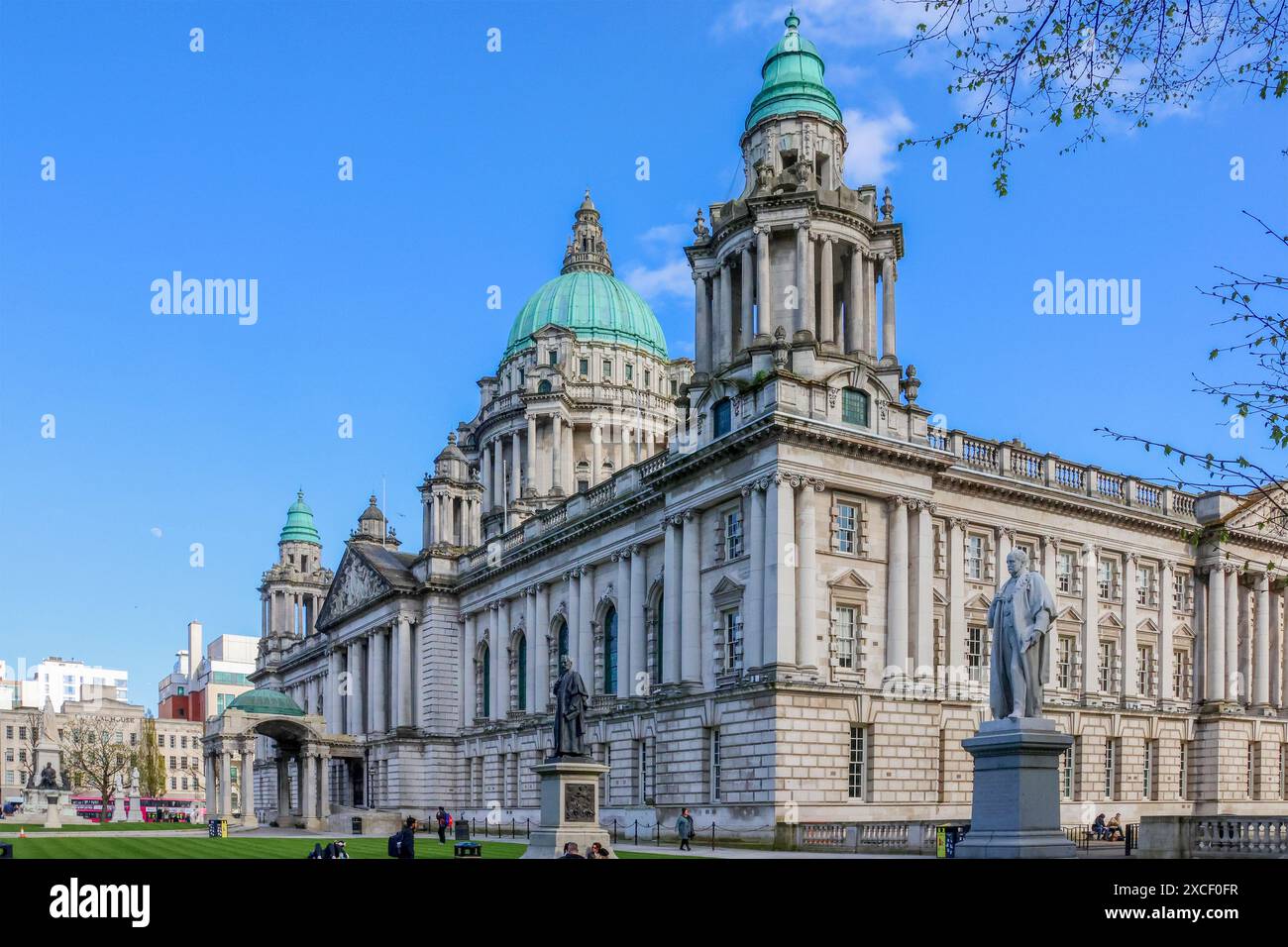 Das öffentliche Hauptgebäude Belfast Architektur. Fassade Belfast City Hall sonniger Frühlingstag Belfast City Centre. Stockfoto
