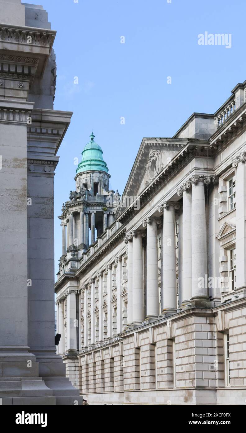 Das öffentliche Hauptgebäude Belfast Architektur. Westfassade Belfast City Hall sonniger Frühlingstag Belfast City Centre. Stockfoto