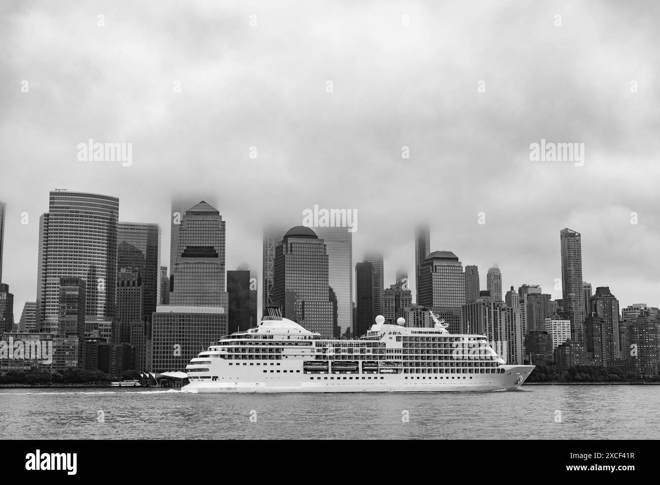 Kreuzfahrtschiff Regent Navigator segelt nächstes Manhattan in New York. Skyline von New York Manhattan auf dem Hudson River Kreuzfahrtschiff. Urlaub weiter Stockfoto