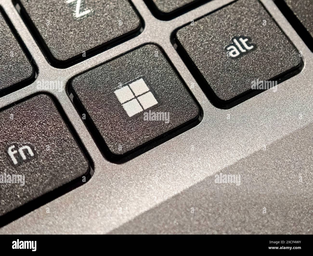 Neues Microsoft Windows 11-Logo auf dem Betriebssystem des Computers, Makrodetails der Laptop-Tastatur, extreme Nahaufnahme, niemand, keine Leute. Windows-Betriebssystem ist hochgefahren Stockfoto