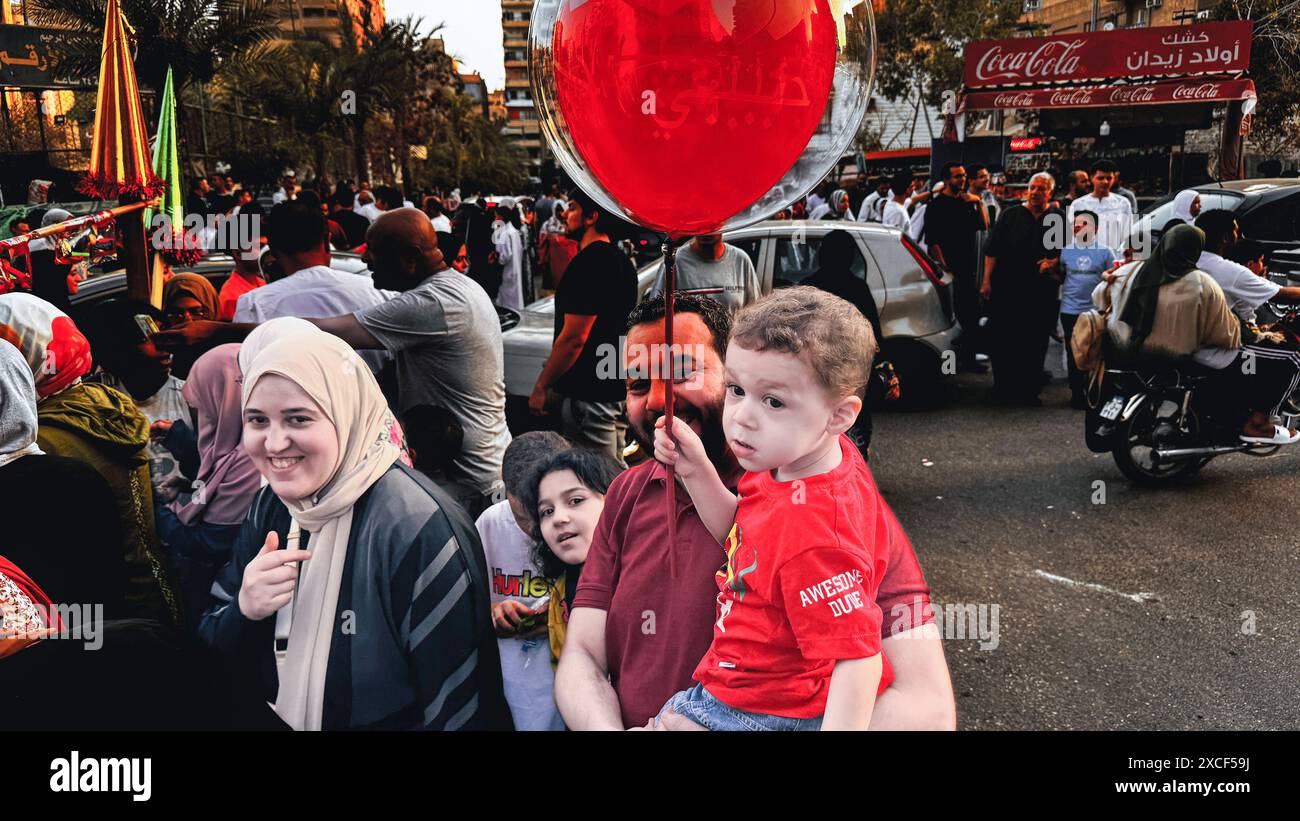 Kairo, Ägypten. Juni 2024. Ägypter Kind hält einen Ballon nach einem Eid al-Adha Gebet in einem öffentlichen Park vor der Moschee in Kairo, Ägypten, am Sonntag, den 16. Juni 2024. Muslime auf der ganzen Welt feiern Eid al-Adha, um das Ende des Haj zu markieren, indem sie Schafe, Ziegen, Kühe und Kamele schlachten, um der Bereitschaft des Propheten Abrahams zu gedenken, seinen Sohn Ismail auf Gottes Befehl zu opfern. Foto von/UPI Credit: UPI/Alamy Live News Stockfoto