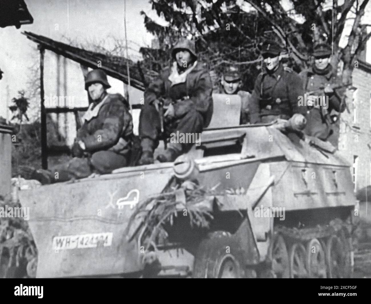 World war Two s&W Screenshot Foto . Deutsche Soldaten fahren auf einem SdKfz.251 /D gepanzerten Halftrack, der für Propaganda in Ostpreußen 1945 posiert wurde Stockfoto
