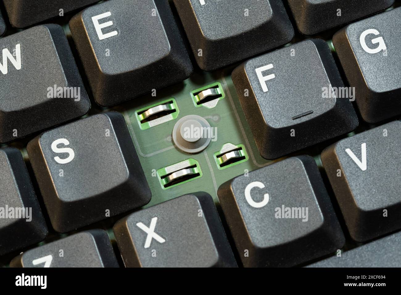 Alte Membran-Tastatur-Gummikuppel schaltet Objekt-Makroaufnahme extremer Nahaufnahme, niemand. Laptop-Computer-Tastatur-Technologie, Schalter und Kappen-Konzept, Stockfoto