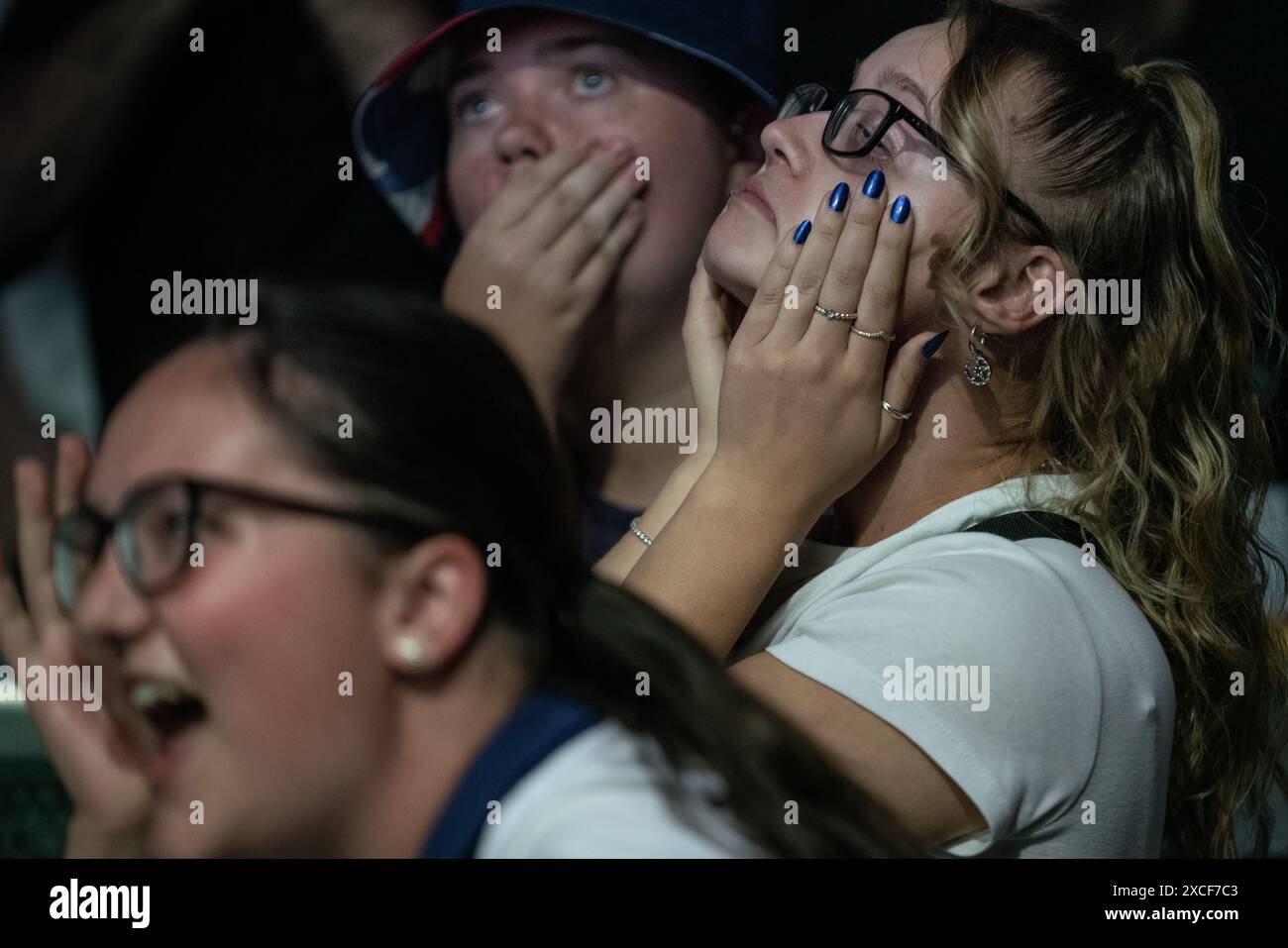 London, Großbritannien. Juni 2024. EURO 2024: England gegen Serbien. Eine Mischung aus Fan-Emotionen während eines angespannten Spiels in der zweiten Halbzeit beim 4TheFans Großbildspiel in North Greenwich. England gewann 1-0 beim Euro-Auftakt gegen Serbien. Guy Corbishley/Alamy Live News Stockfoto