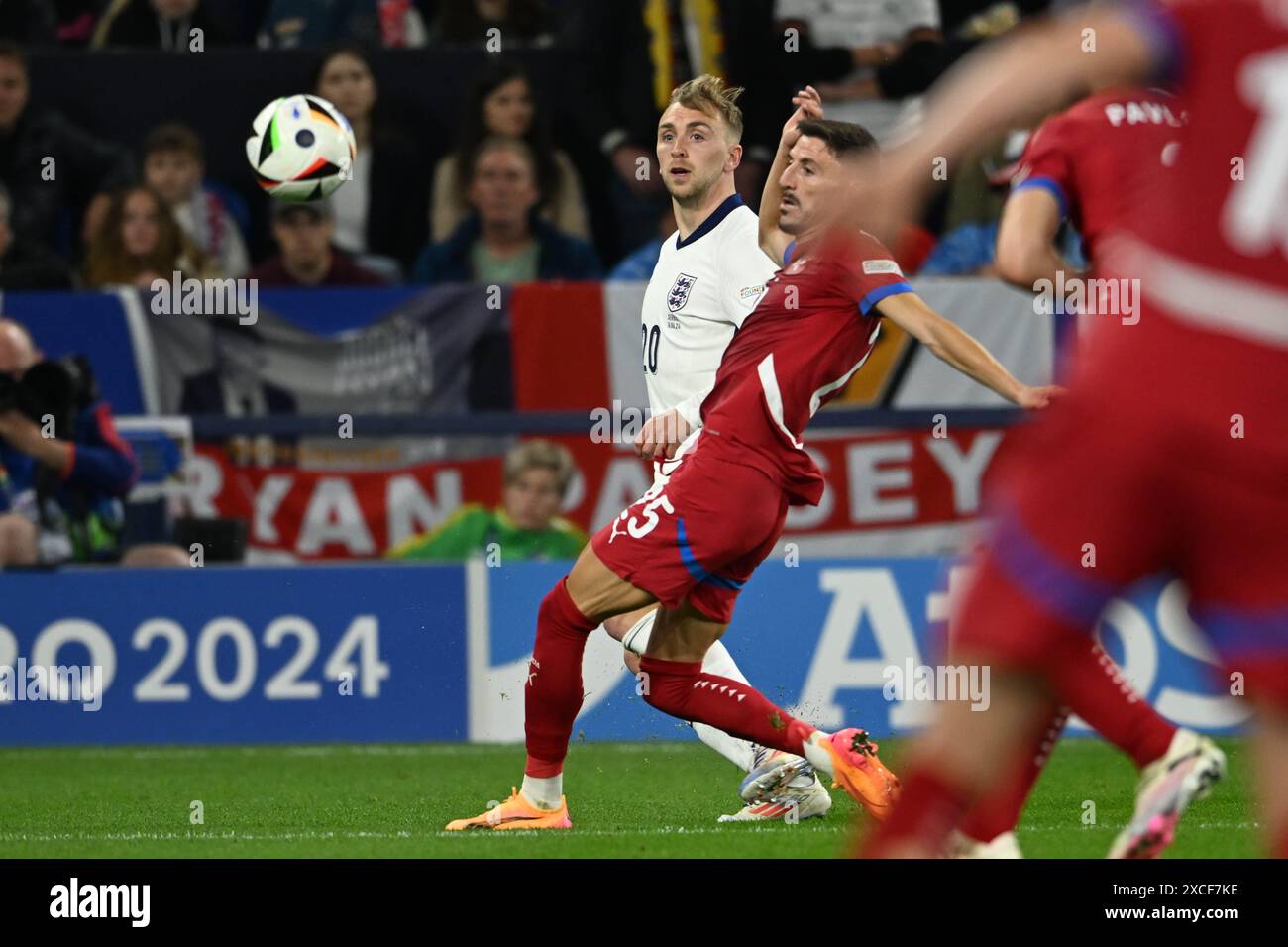 Jarrod Bowen (England)Filip Mladenovic (Serbien) während des Spiels zur UEFA Euro 2024 zwischen Serbien 0-1 England in der Arena AufSchalke am 16. Juni 2024 in Gelsenkirchen. Quelle: Maurizio Borsari/AFLO/Alamy Live News Stockfoto