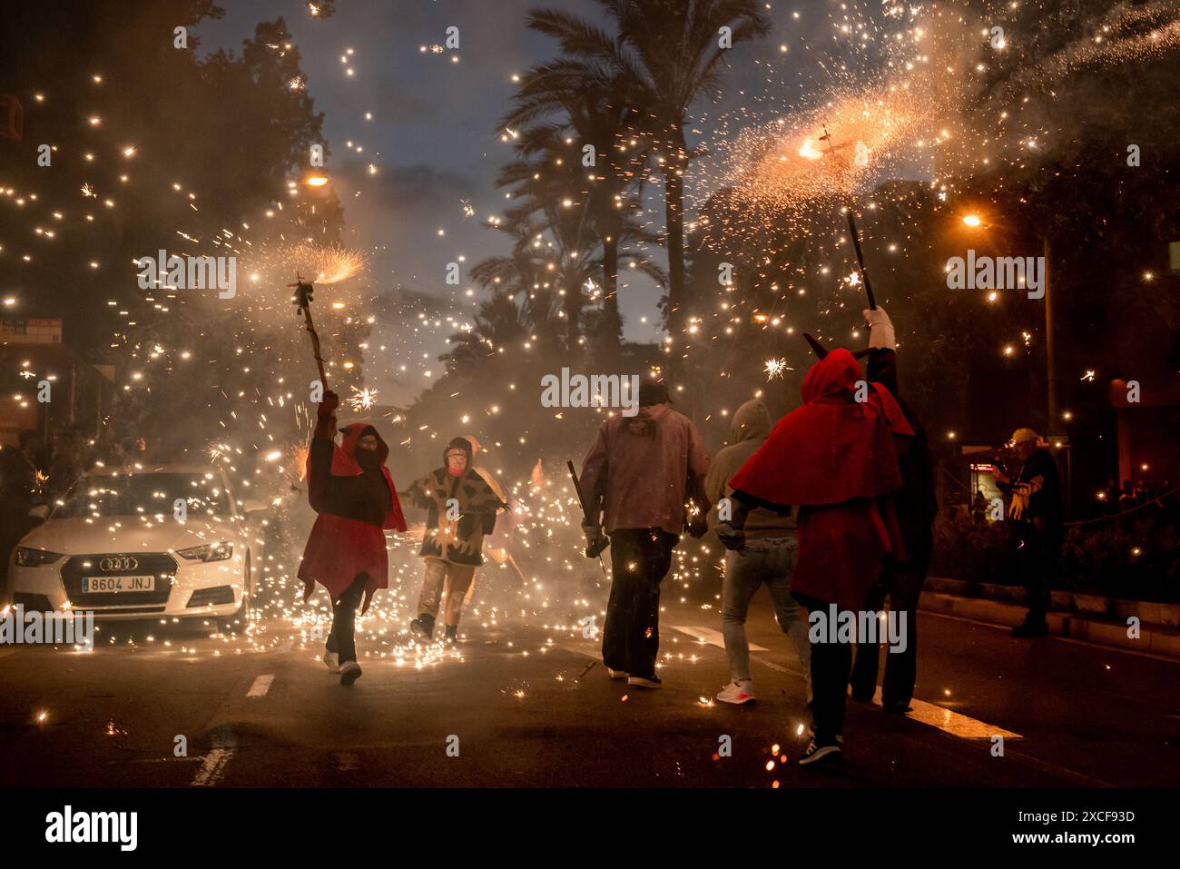 16. Juni 2024, Barcelona, Spanien: Menschen, die als Teufel gekleidet sind, machen während eines Korrefoc anlässlich des lokalen Festivals La Guineueta in Barcelona explodierende Pyrotechniken. Correfocs sind eine alte katalanische Tradition, in der sich die Menschen als Teufel kleiden und Feuerwerkskörper und Fackeln anfeuern. Bild: Jordi Boixareu/Alamy Live News. Stockfoto