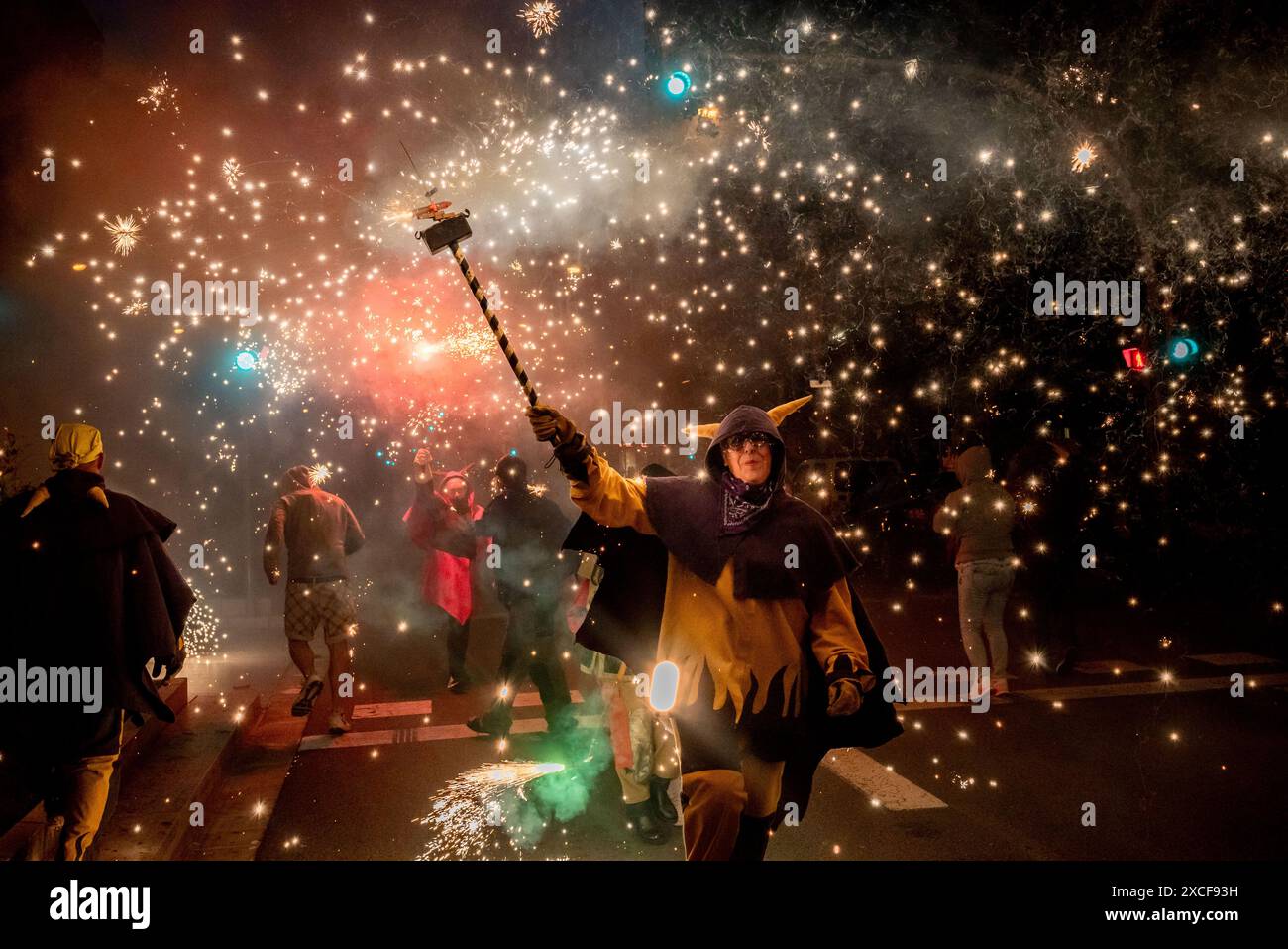 16. Juni 2024, Barcelona, Spanien: Menschen, die als Teufel gekleidet sind, machen während eines Korrefoc anlässlich des lokalen Festivals La Guineueta in Barcelona explodierende Pyrotechniken. Correfocs sind eine alte katalanische Tradition, in der sich die Menschen als Teufel kleiden und Feuerwerkskörper und Fackeln anfeuern. Bild: Jordi Boixareu/Alamy Live News. Stockfoto