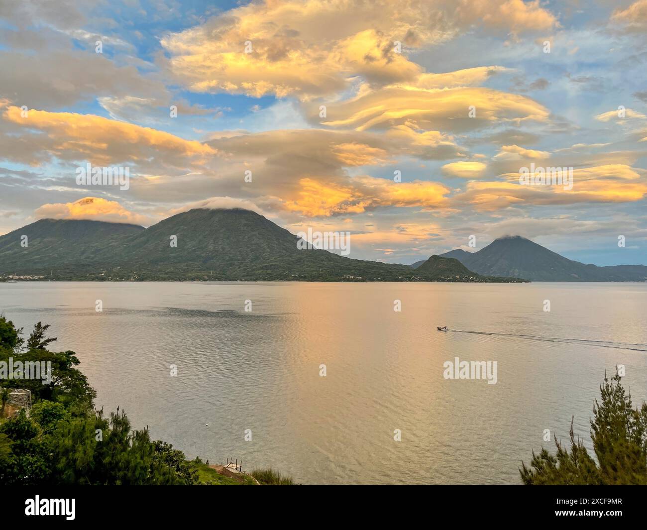 Wunderschöner Blick auf den Sonnenuntergang über die Vulkane rund um den Atitlan-See in Guatemala Stockfoto Wunderschöner Blick auf den Sonnenuntergang über die Vulkane rund um den Atitlan-See in Guatemala Stockfoto