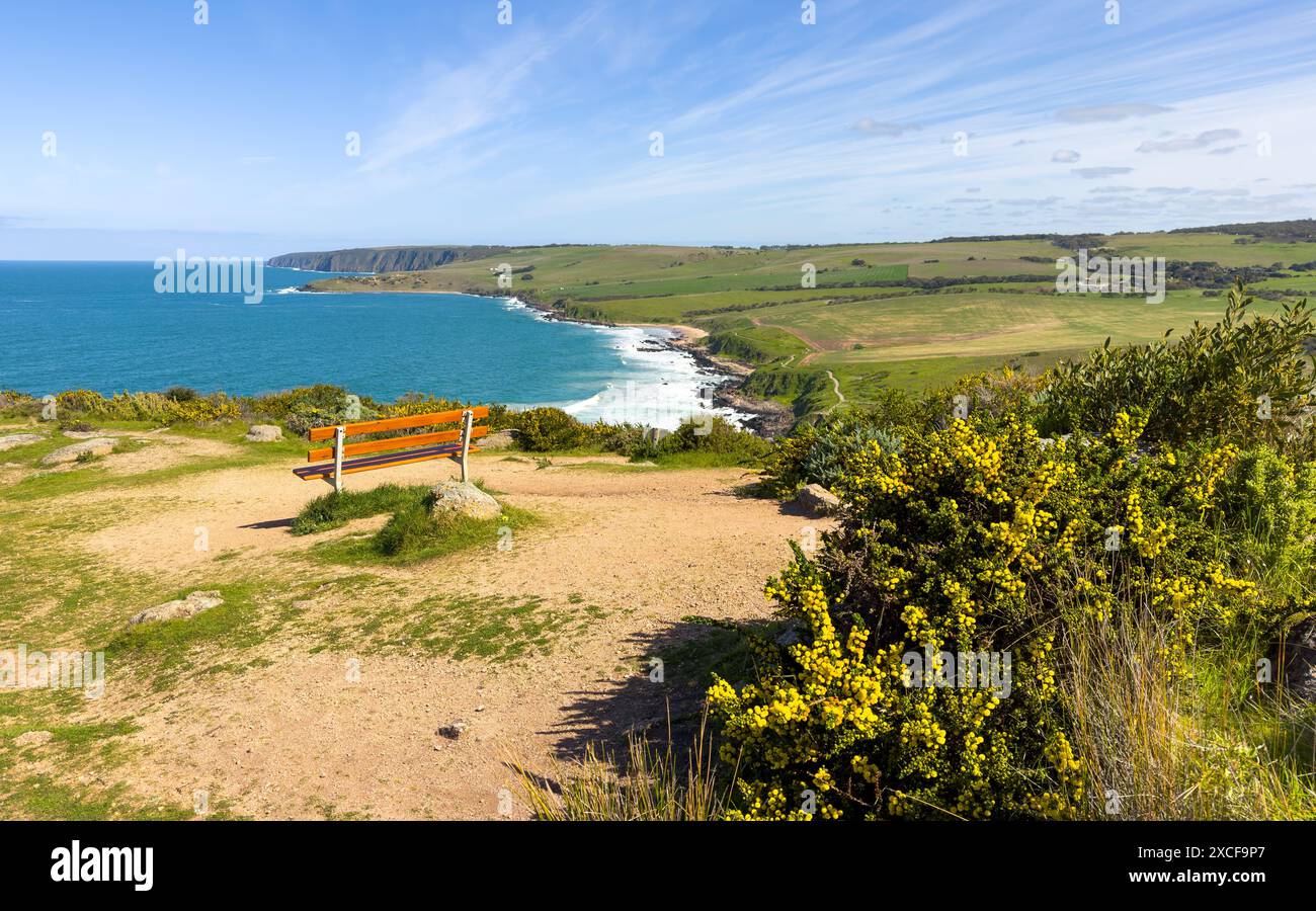 Parkbank in der Nähe der Spitze des Bluff oder Rosetta Head in Victor Harbor auf der Fleurieu Peninsula, South Australia, mit Blick auf Waitpinga Stockfoto