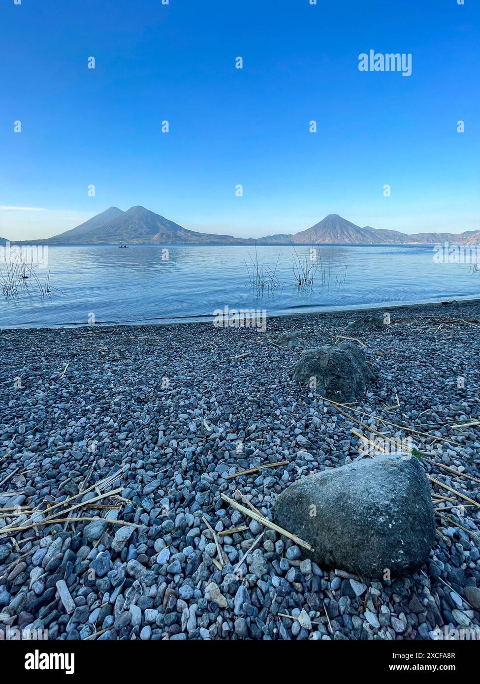 Sonnenaufgang über dem Atitlan-See mit Vulkanen im Hintergrund im Hochland von Guatemala Stockfoto Sonnenaufgang über dem Atitlan-See mit Vulkanen im Hintergrund im Hochland von Guatemala Stockfoto