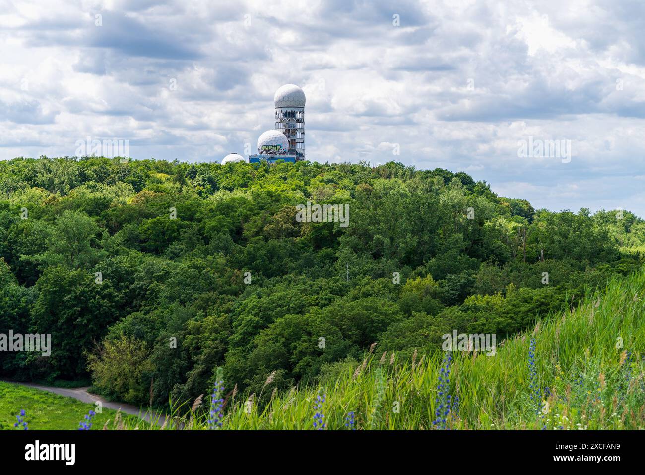 Blick auf die ehemalige Feldstation am Teufelsberg, Berlin - Grunewald. Stockfoto