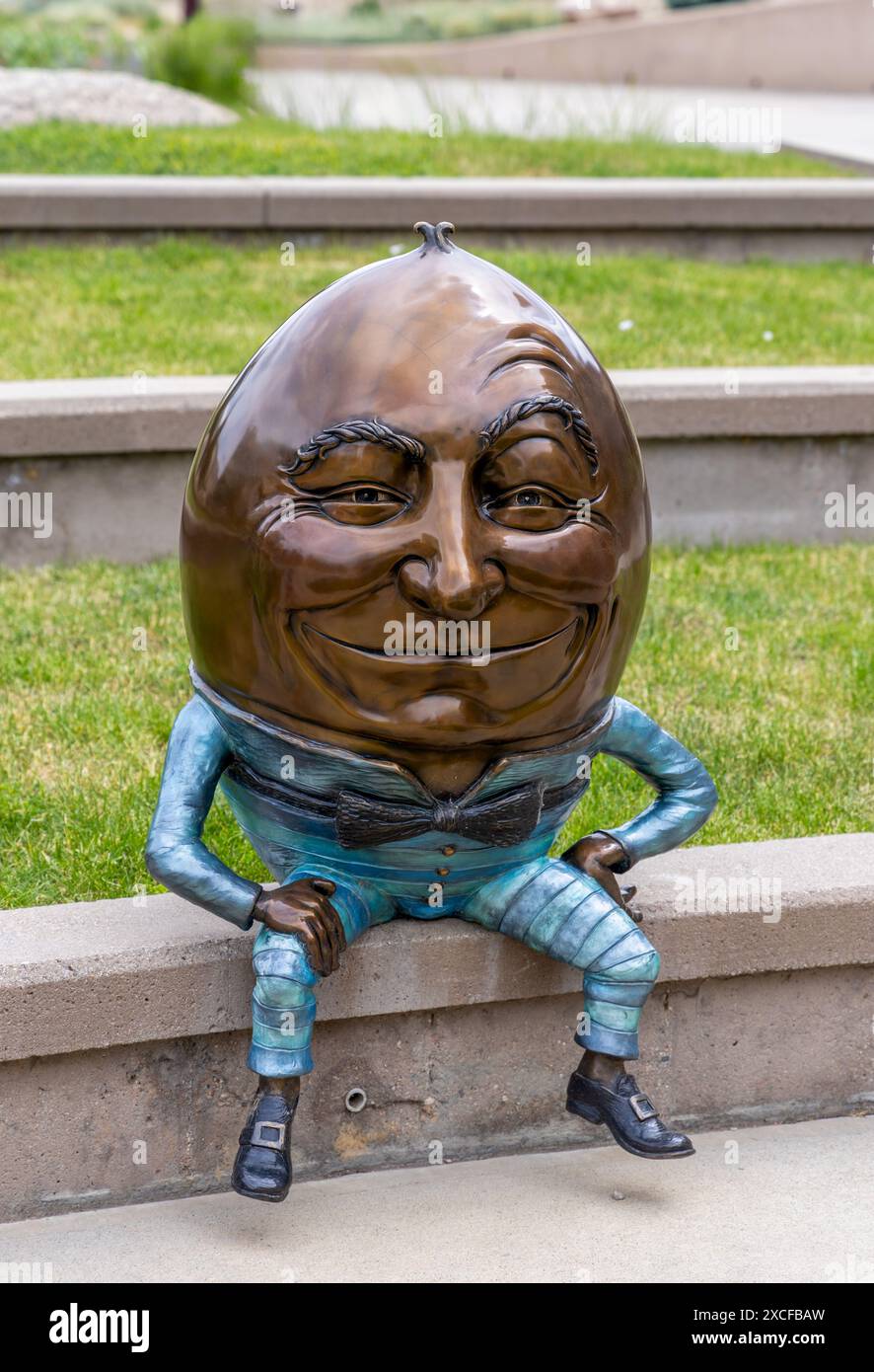 Colorado Springs, Colorado - 9. Juni 2024: Humpty Dumpty Skulptur von Kimber Fiebiger vor dem Pikes Peak Center for the Performing Art in Stockfoto