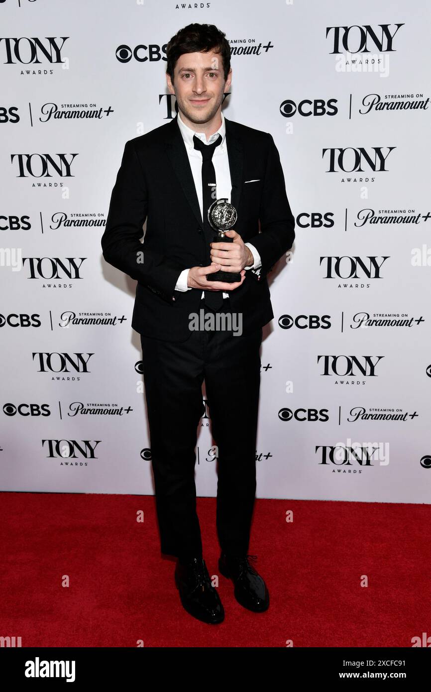 Alex Edelman poses in the press room with a special Tony Award for "Just for Us" during the 77th Tony Awards on Sunday, June 16, 2024, in New York. (Photo by Evan Agostini/Invision/AP) Stockfoto
