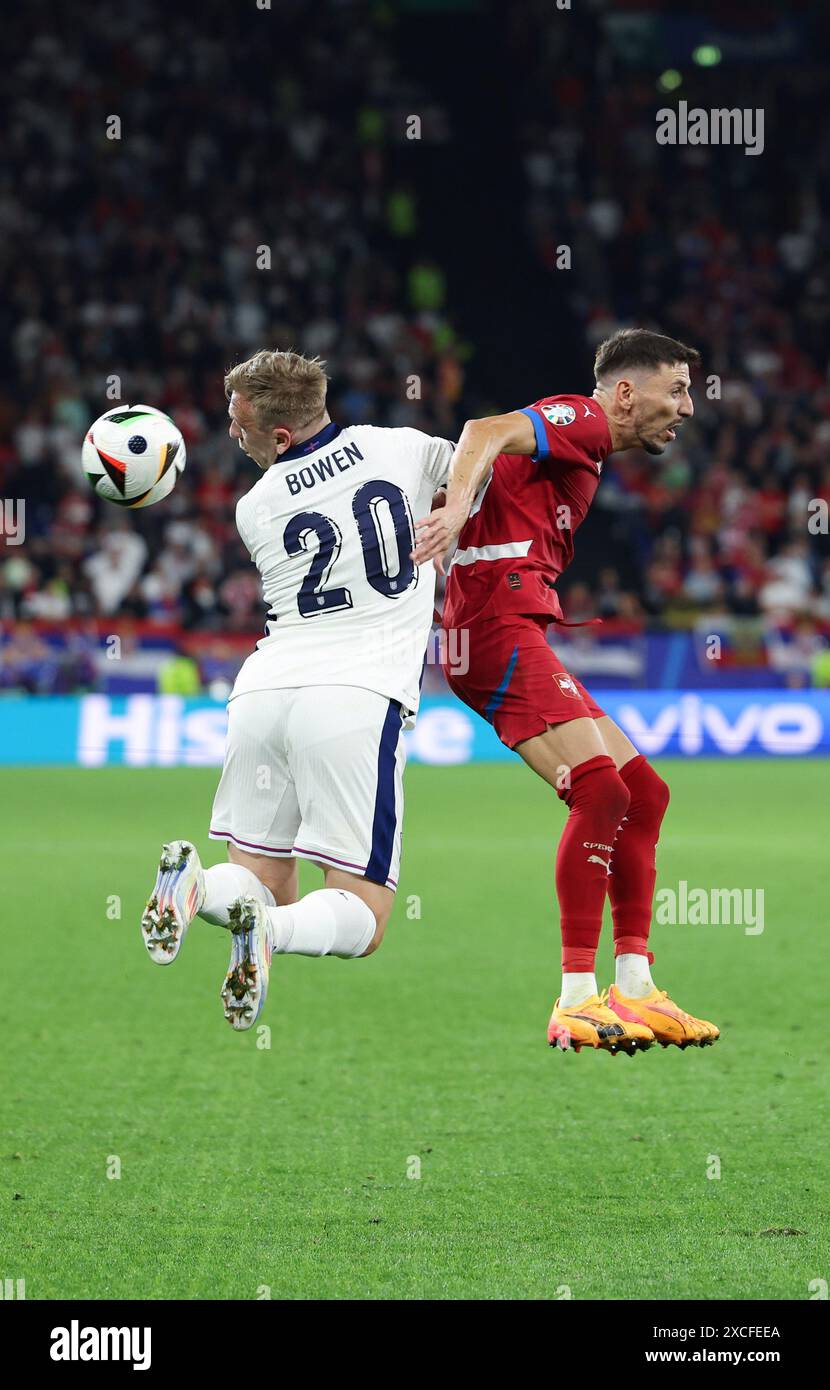 Gelsenkirchen. Juni 2024. Jarrod Bowen (L) aus England streitet mit Filip Mladenovic aus Serbien während des Gruppenspiels der UEFA Euro 2024 in Gelsenkirchen am 16. Juni 2024. Quelle: Bai Xuefei/Xinhua/Alamy Live News Stockfoto