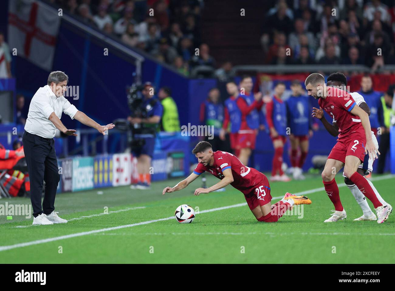 Gelsenkirchen. Juni 2024. Der serbische Cheftrainer Dragan Stojkovic (1. L) tritt am 16. Juni 2024 in Gelsenkirchen beim Gruppenspiel der UEFA Euro 2024 in der Gruppe C zwischen England und Serbien an. Quelle: Bai Xuefei/Xinhua/Alamy Live News Stockfoto