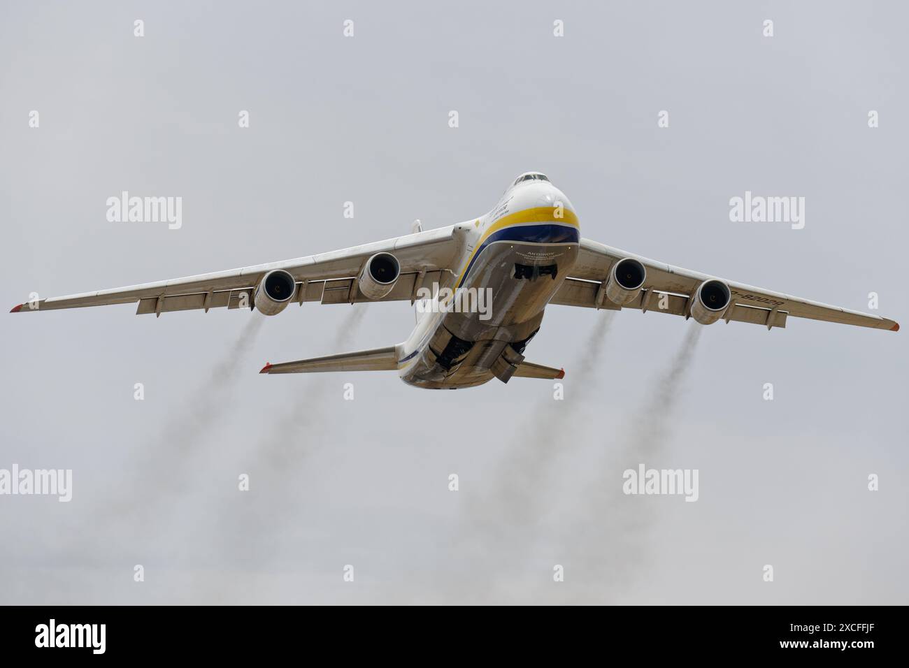 Antonov an-124 beim Abflug vom Flughafen Adelaide gesehen. Stockfoto