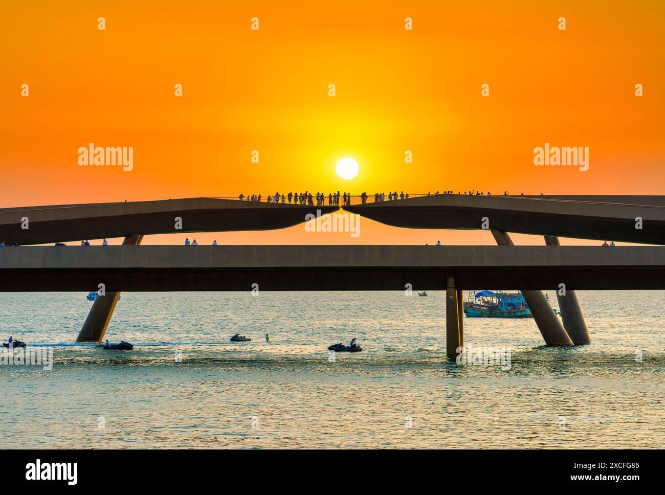 Künstler, die Jetski und Flyboard auf dem Wasser in der Stadt bei Sonnenuntergang aufführen, ziehen viele Touristen in Phu Quoc, Vietnam, an Stockfoto