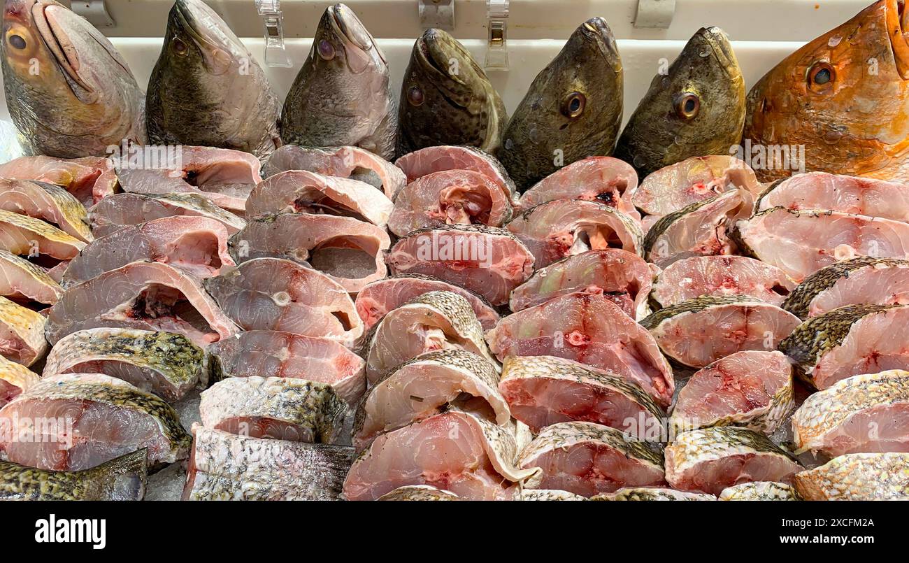 Gehackte Fische oder Fischscheiben werden auf dem Nassmarkt verkauft. Stockfoto