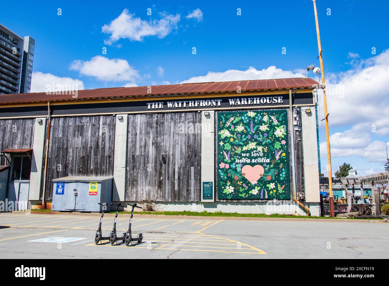 Waterfront Warehouse WE Love Nova Scotia Wandgemälde an der Uferpromenade in Halifax, Nova Scotia, Kanada Stockfoto