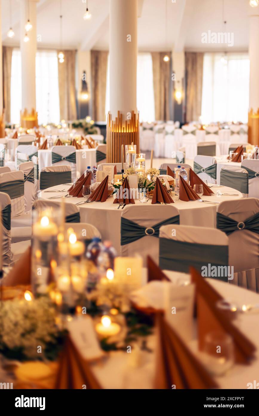 Intime und warme Tischatmosphäre bei Kerzenlicht schafft eine romantische Atmosphäre bei einer Hochzeit Stockfoto