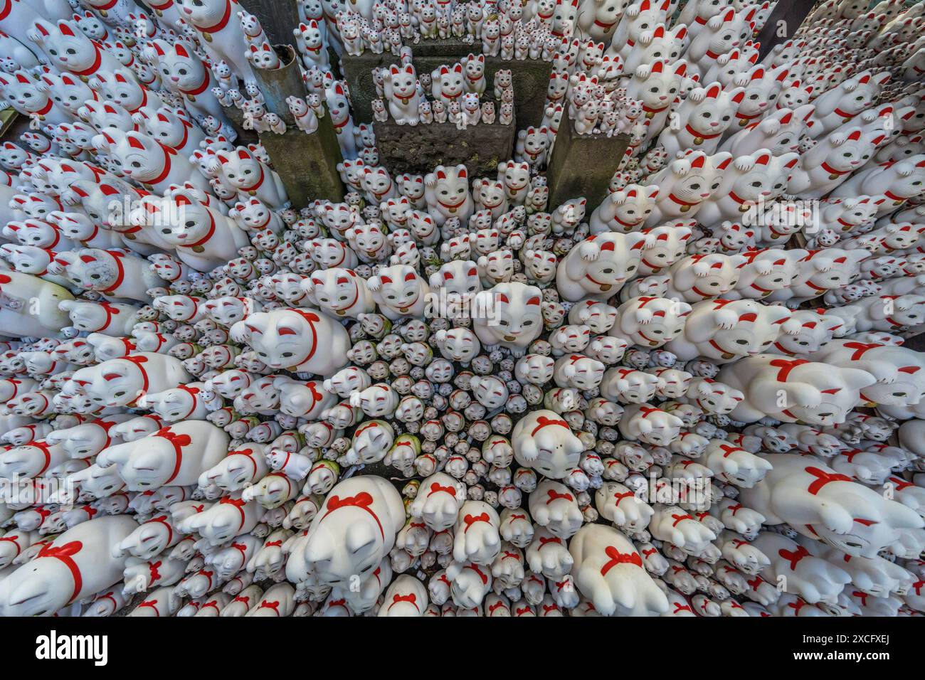 Tokio, Japan: Gruppe von Katzenfiguren im Gotoku-JI-Tempel. Sōtō Zen-Budhist-Tempel in Setagaya Ward. Auch bekannt als Katzentempel. Stockfoto