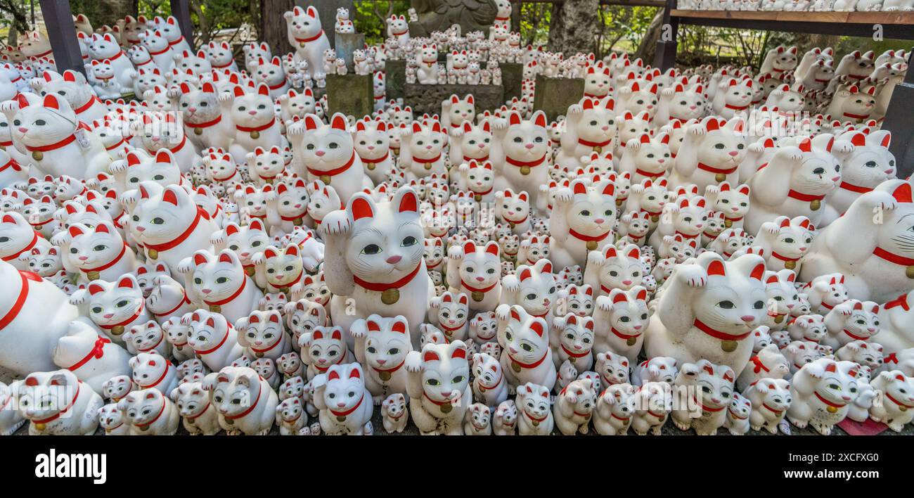 Tokio, Japan: Panoramablick auf Katzenfiguren am Gotoku-JI-Tempel. Sōtō Zen-Budhist-Tempel in Setagaya Ward. Auch bekannt als Katzentempel. Stockfoto