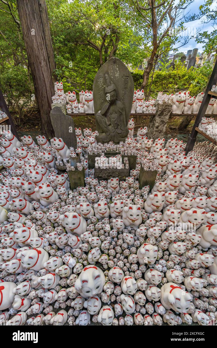 Tokio, Japan: Gruppe von Katzenfiguren im Gotoku-JI-Tempel. Sōtō Zen-Budhist-Tempel in Setagaya Ward. Auch bekannt als Katzentempel Stockfoto
