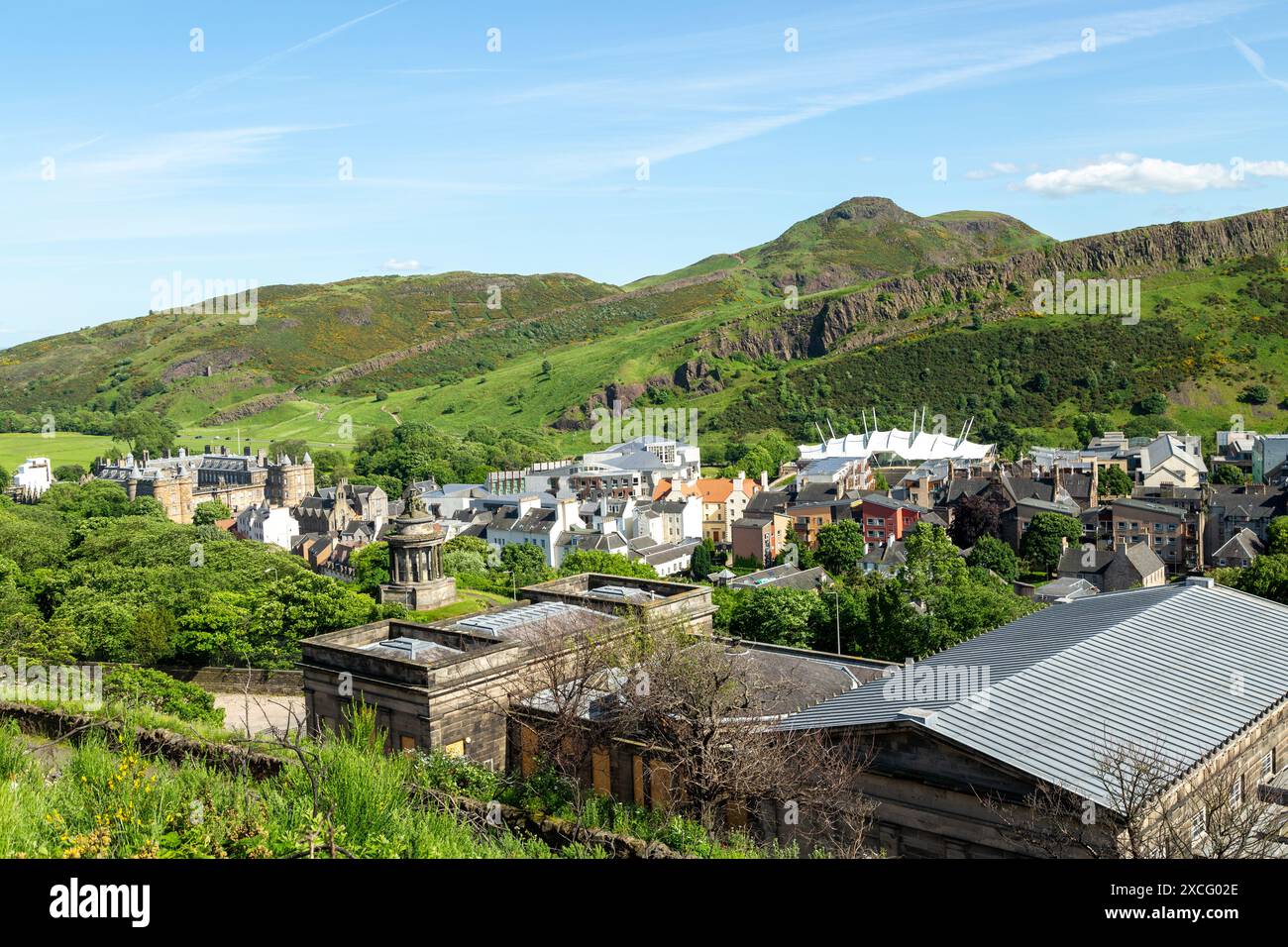Arthurs Seat und Salisbury Crags Edinburgh von Calton Hill aus gesehen. Stockfoto