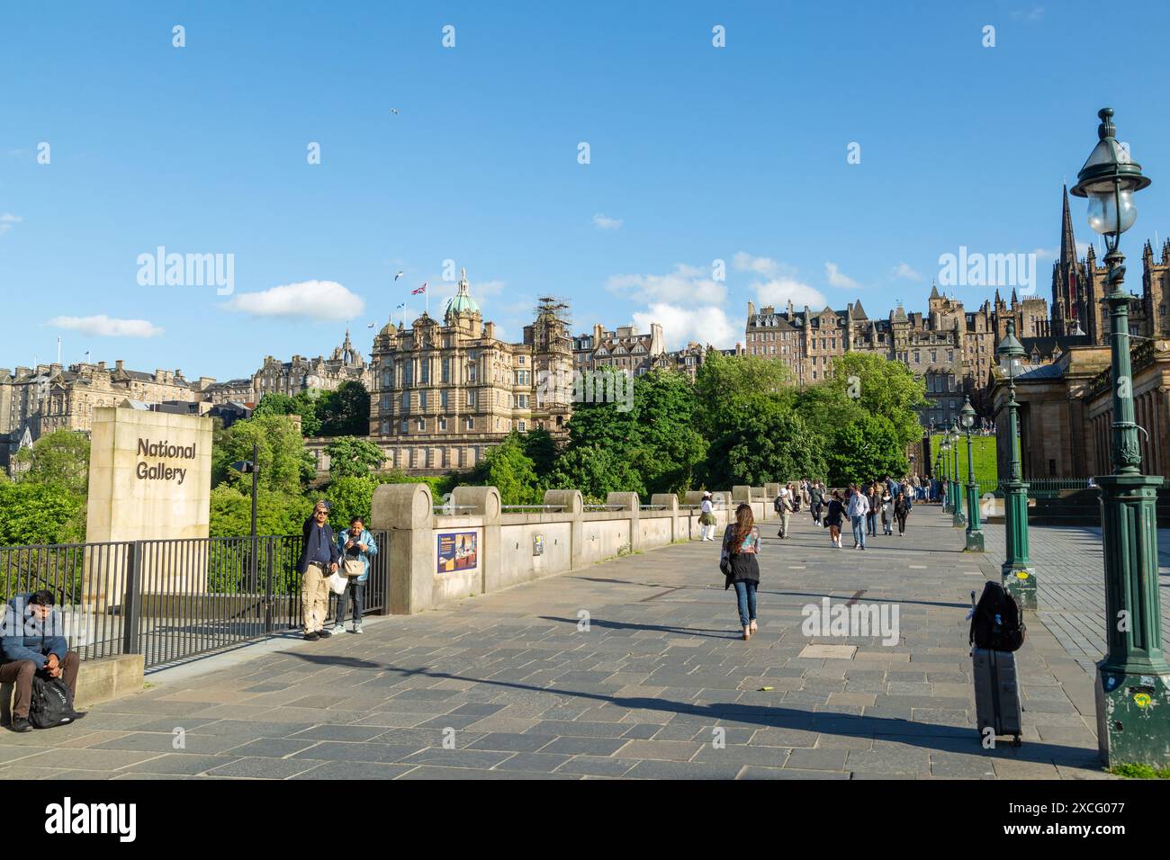 Blick auf historische Gebäude in der Altstadt von Edinburgh von außerhalb der National Gallery, Princes Street Gardens, Schottland Stockfoto