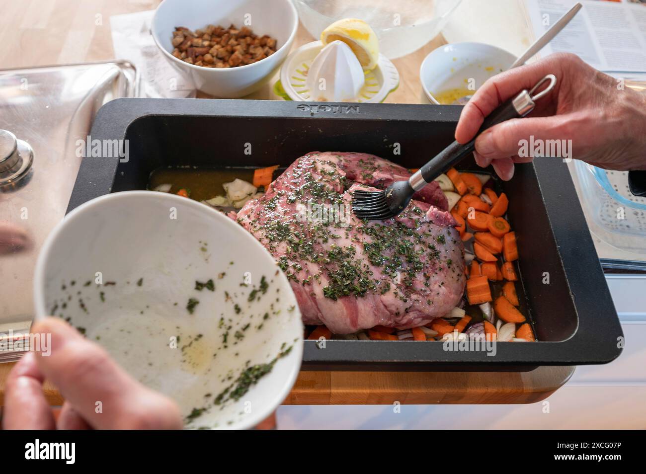 Lammbraten mit Kräutern und Gemüse in einem Auflauf vor dem Rösten, Bayern, Deutschland Stockfoto