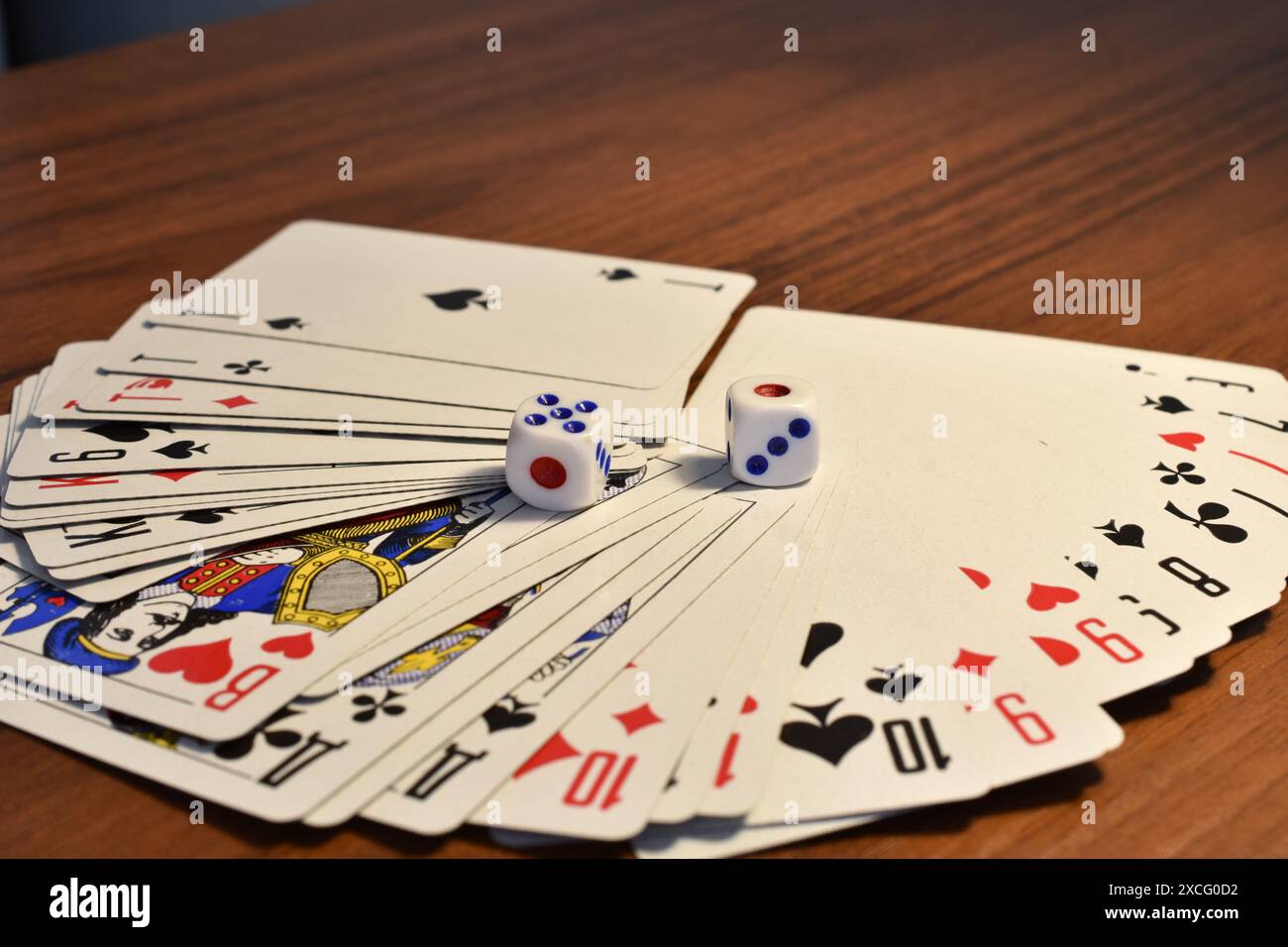 Die Karten sind offen aufgefächert und die Würfel liegen auf dem Tisch. Stockfoto