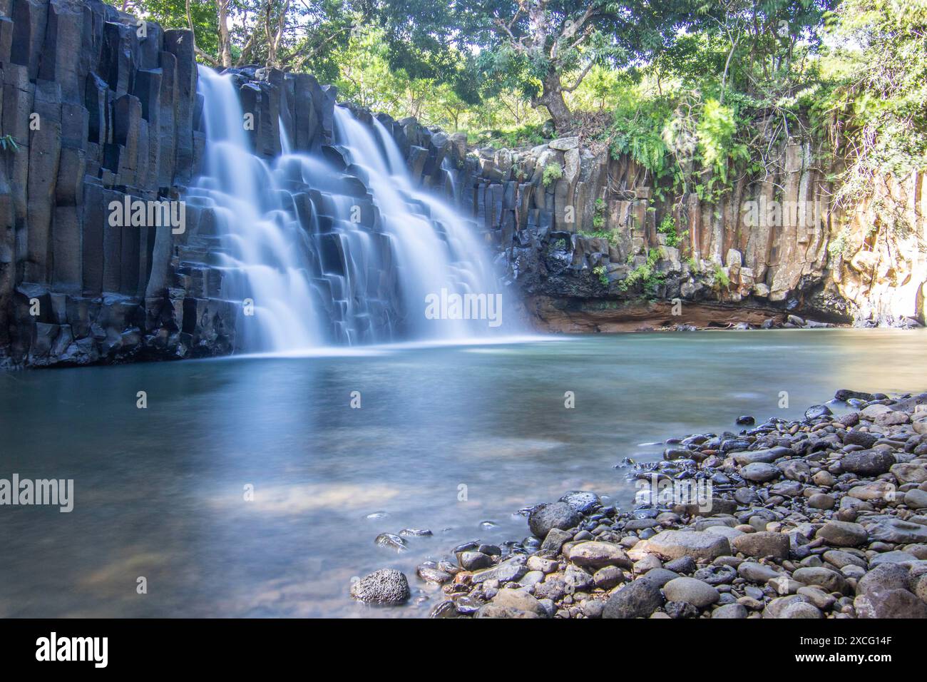 Der Wasserfall ist ein 10 Meter hoher Wasserfall, der über Grundpfeiler in ein Becken fällt. Tropische Natur und Landschaft in Rochester Falls, Mauritius Stockfoto