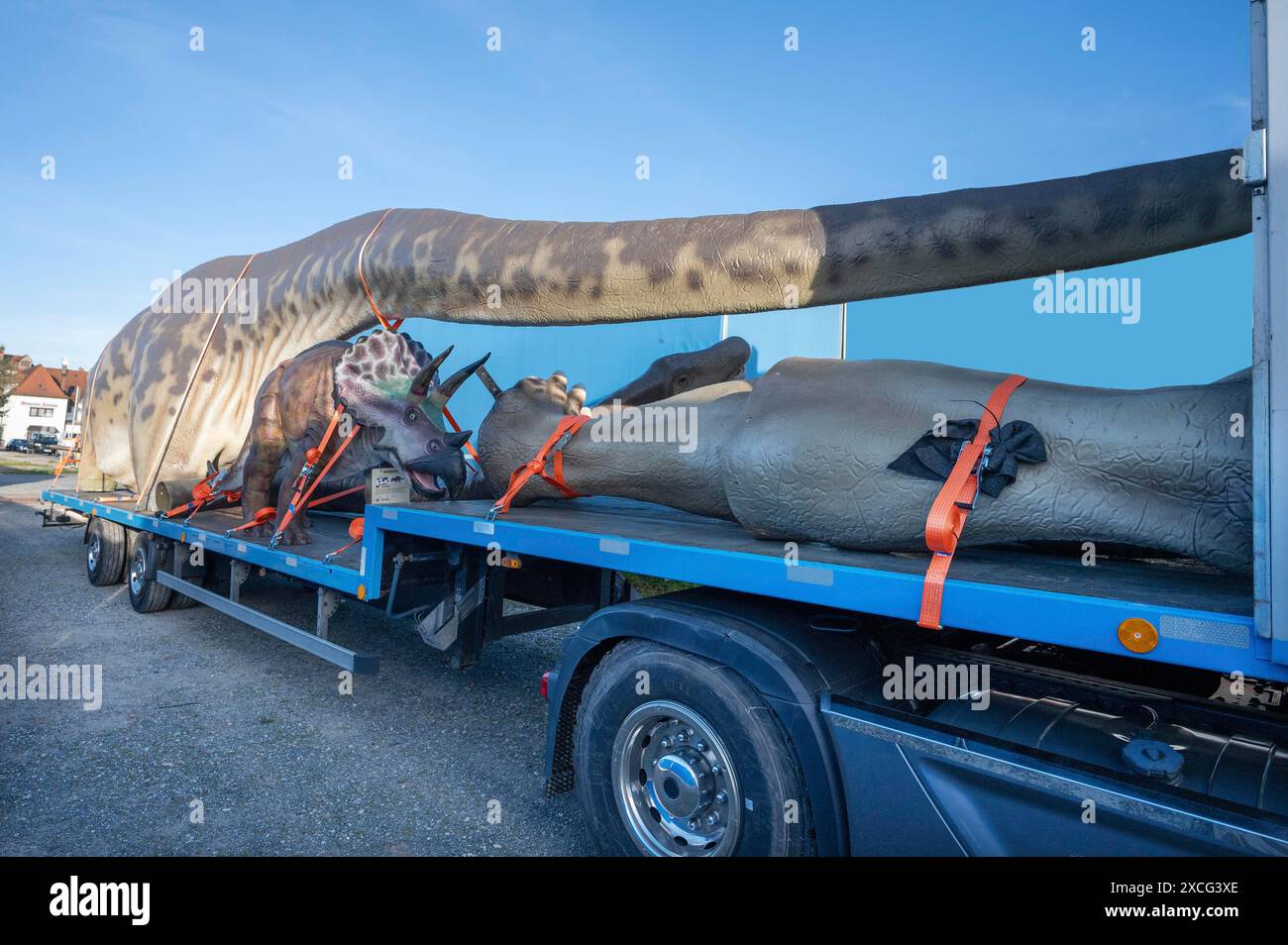 Große Dinosaurierfigur in Teilen auf einen Lastwagen geladen, Lauf an der Pegnitz, Mittelfranken, Bayern, Deutschland Stockfoto