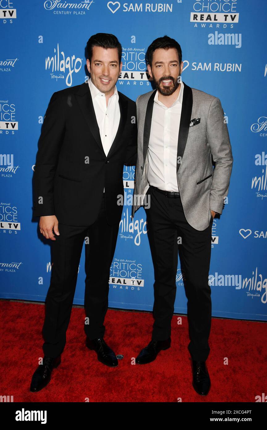 LOS ANGELES, KALIFORNIEN - 15. JUNI: (L-R) Jonathan Scott und Drew Scott nehmen an den 6. Jährlichen Critics Choice Real TV Awards im Fairmont Century Plaza Teil Stockfoto