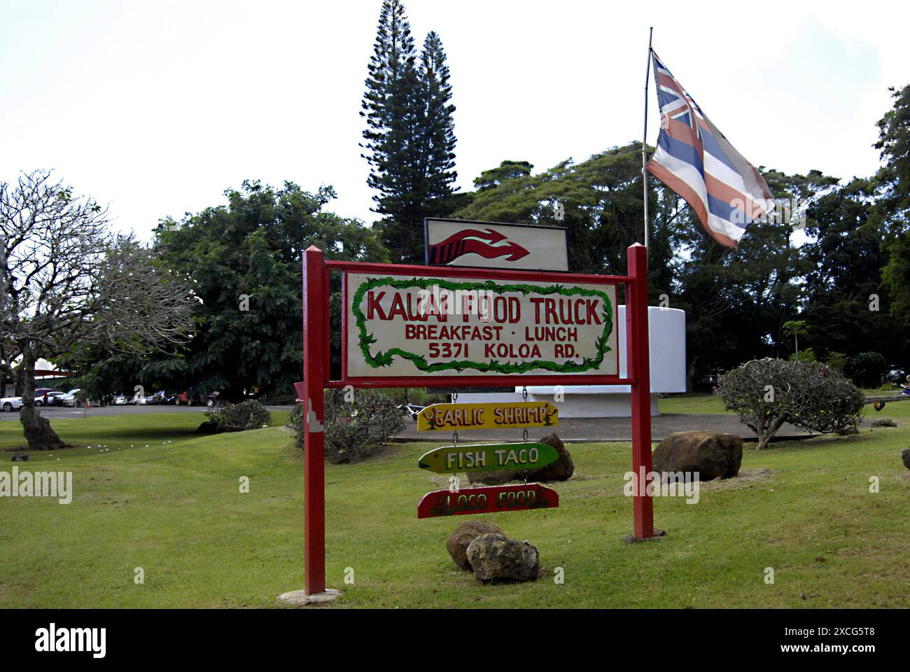 KAUAI ISLAND / HAWAII /USA  Urlauber genießen lokale Speisen im Kauai Food Truck in Koloa City, an dem Ort der Zuckerrohrplantage, und raten Sie mal, dieser einzige Food Truck in Hawaii 12 Jan 2013 Foto Deanpictures Stockfoto