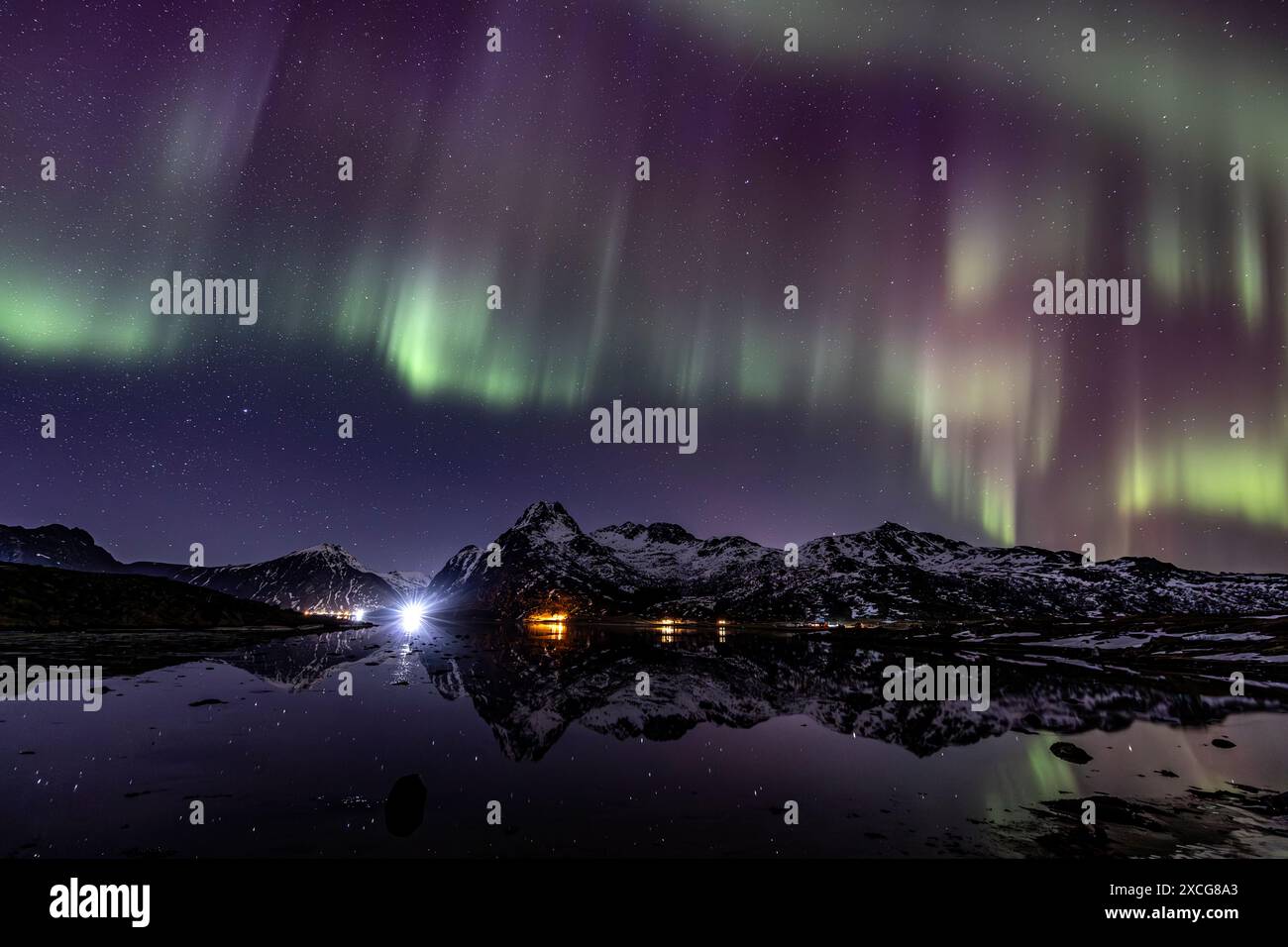 Nordlichter, aurora borealis, steile Berge, Küste, Flakstadoya, Lofoten, Norwegen, Europa Stockfoto