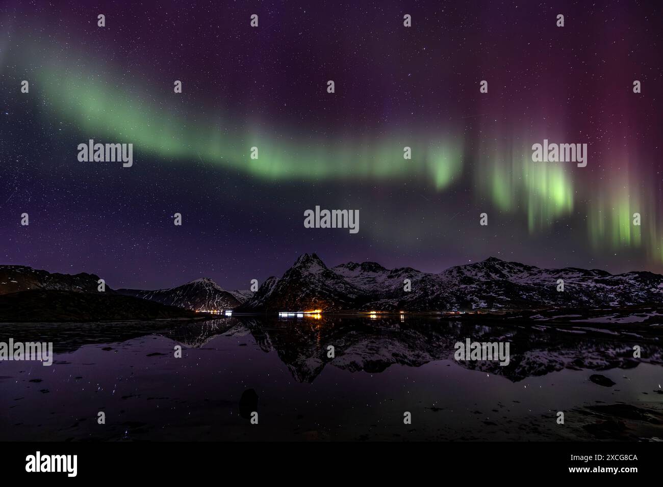 Nordlichter, aurora borealis, steile Berge, Küste, Flakstadoya, Lofoten, Norwegen, Europa Stockfoto