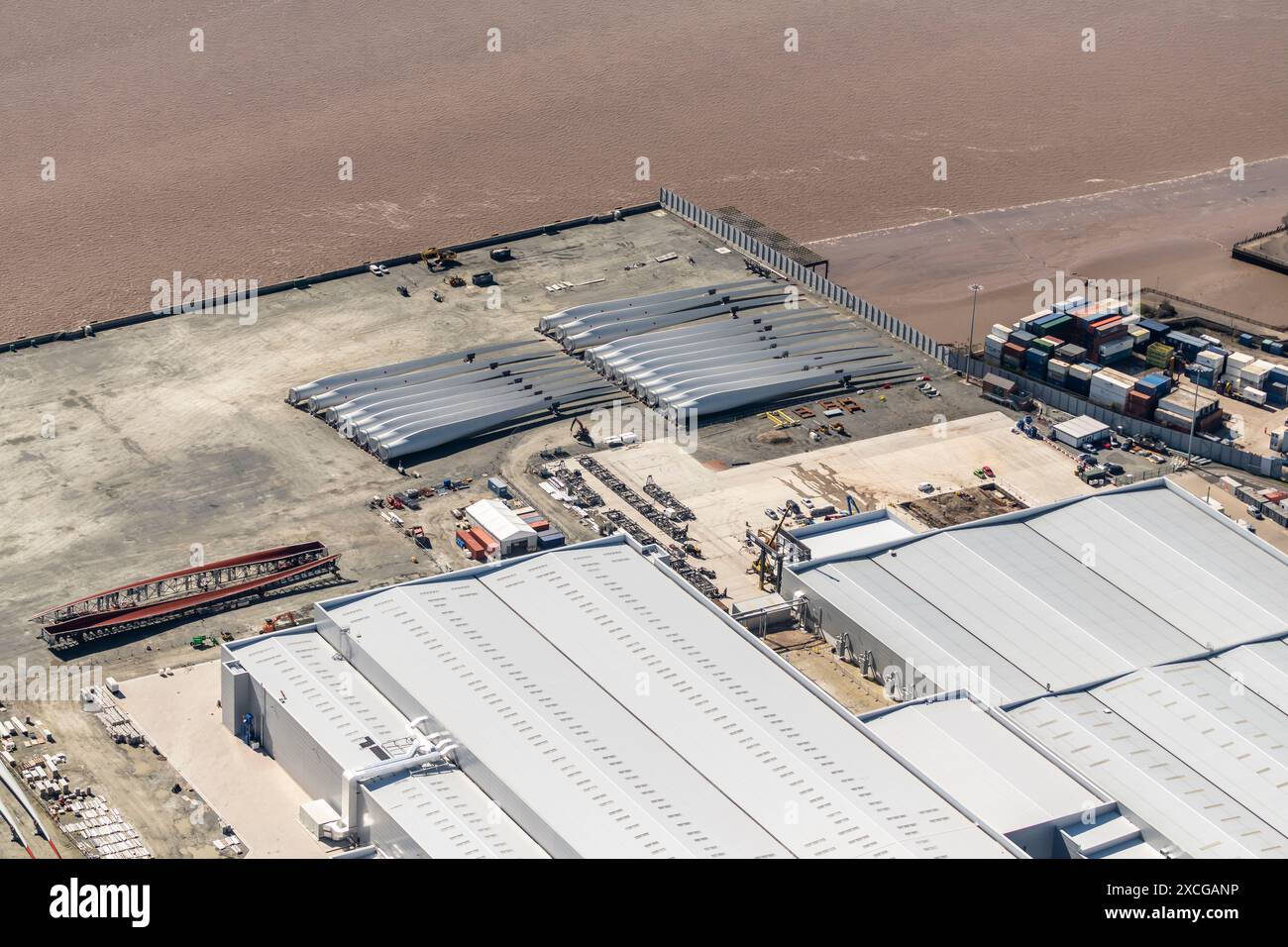 Luftbild der Siemens-Windturbinenfabrik am Ufer des Humber Hull aus 1500 Fuß, mit Reihen von Windturbinen, die aufgereiht und geöffnet sind Stockfoto