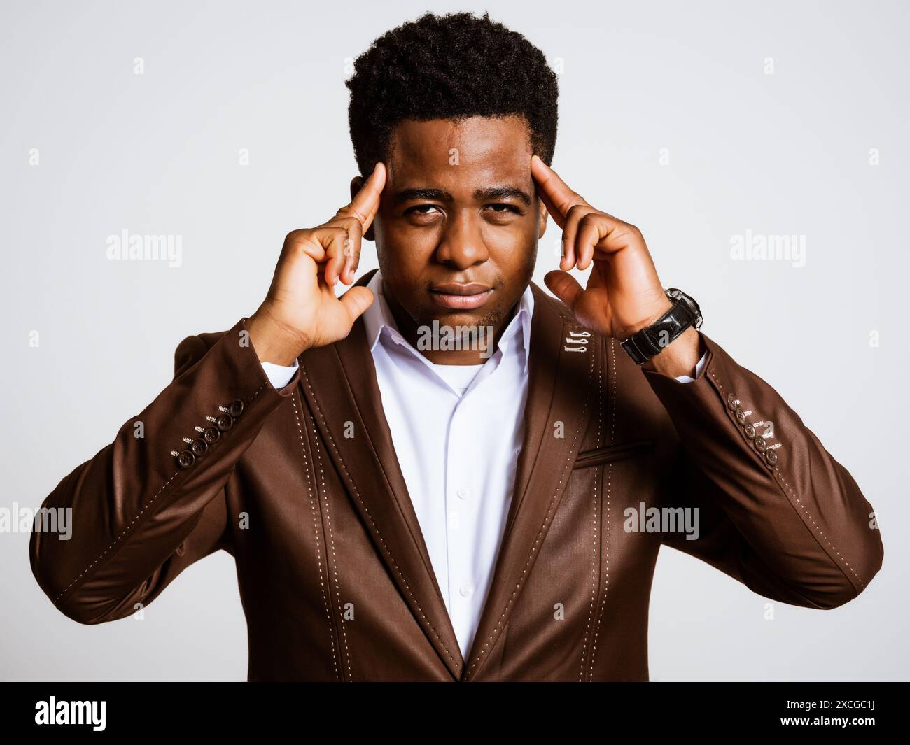Porträt eines jungen Geschäftsmannes, der müde ist und Kopfschmerzen hat. Stockfoto
