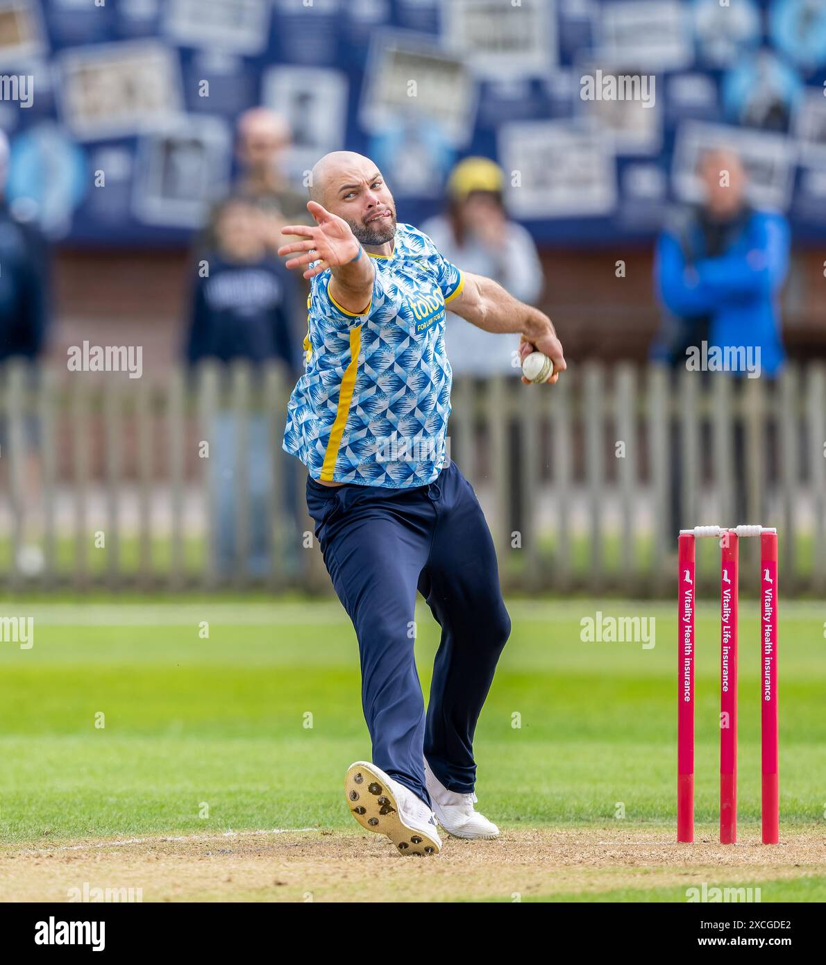 Jake Lintott Bowling für Birmingham Bears in einem Vitality Blast T20 Spiel gegen Derbyshire Falcons. Stockfoto