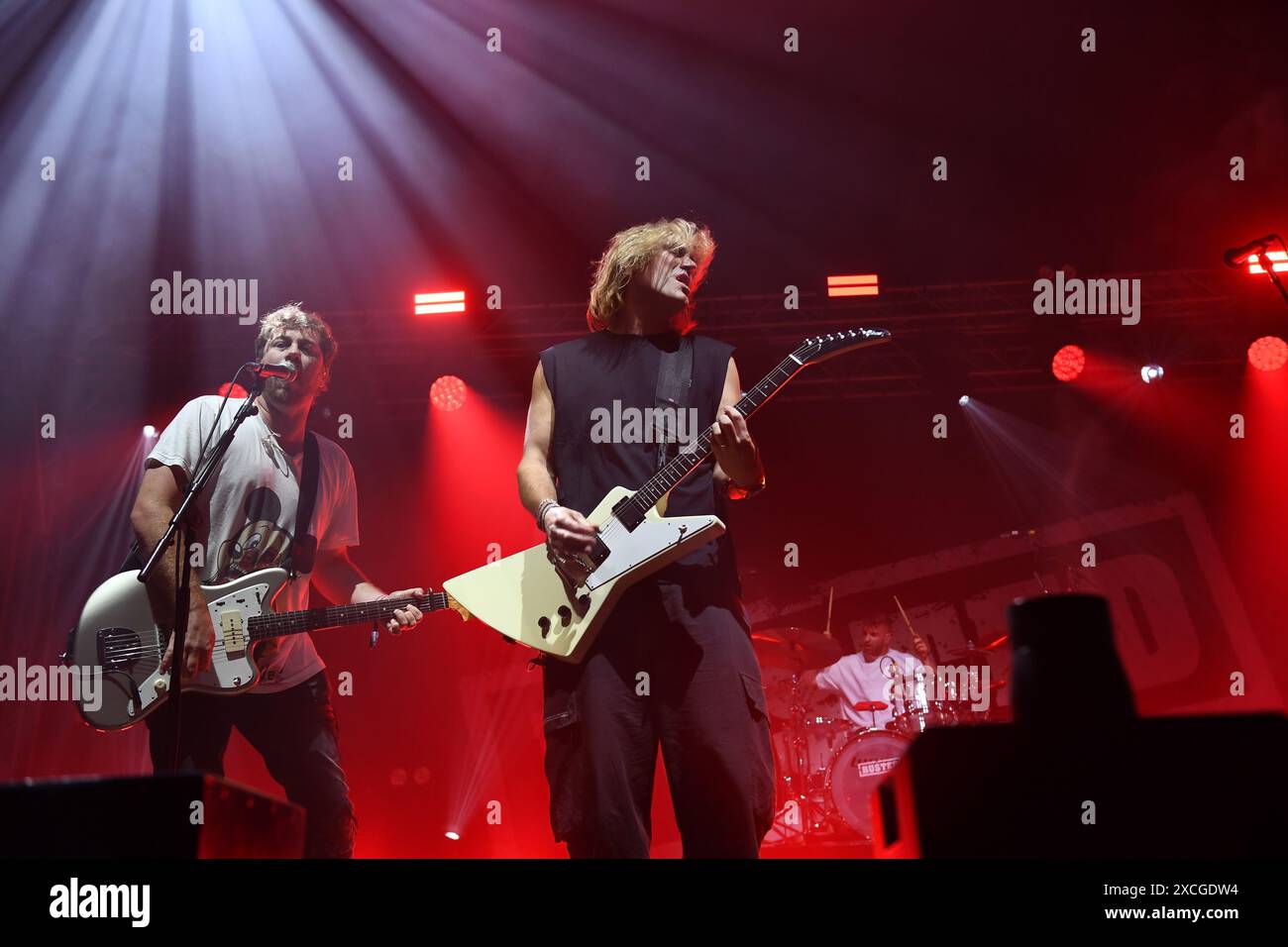 DERBY, ENGLAND – 14. JUNI: James Bourne und Charlie Simpson von „Busted“ beim Download Festival, Donington Park am 14. Juni 2024 in Derby, Engla Stockfoto