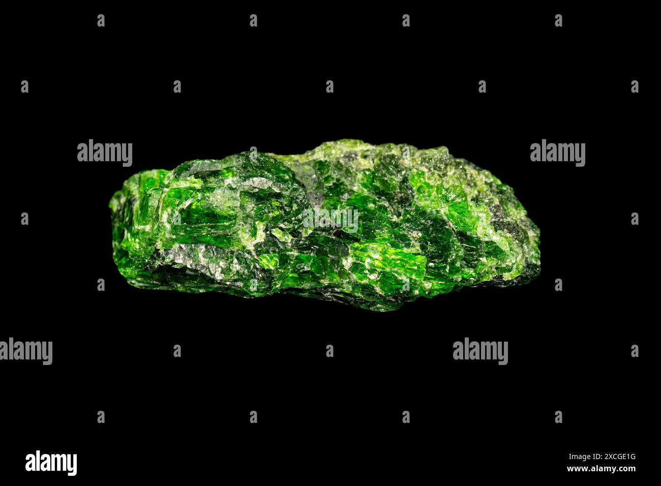 Natürlicher rauer Chrom-Diopside-Edelstein auf dunklem Hintergrund Stockfoto