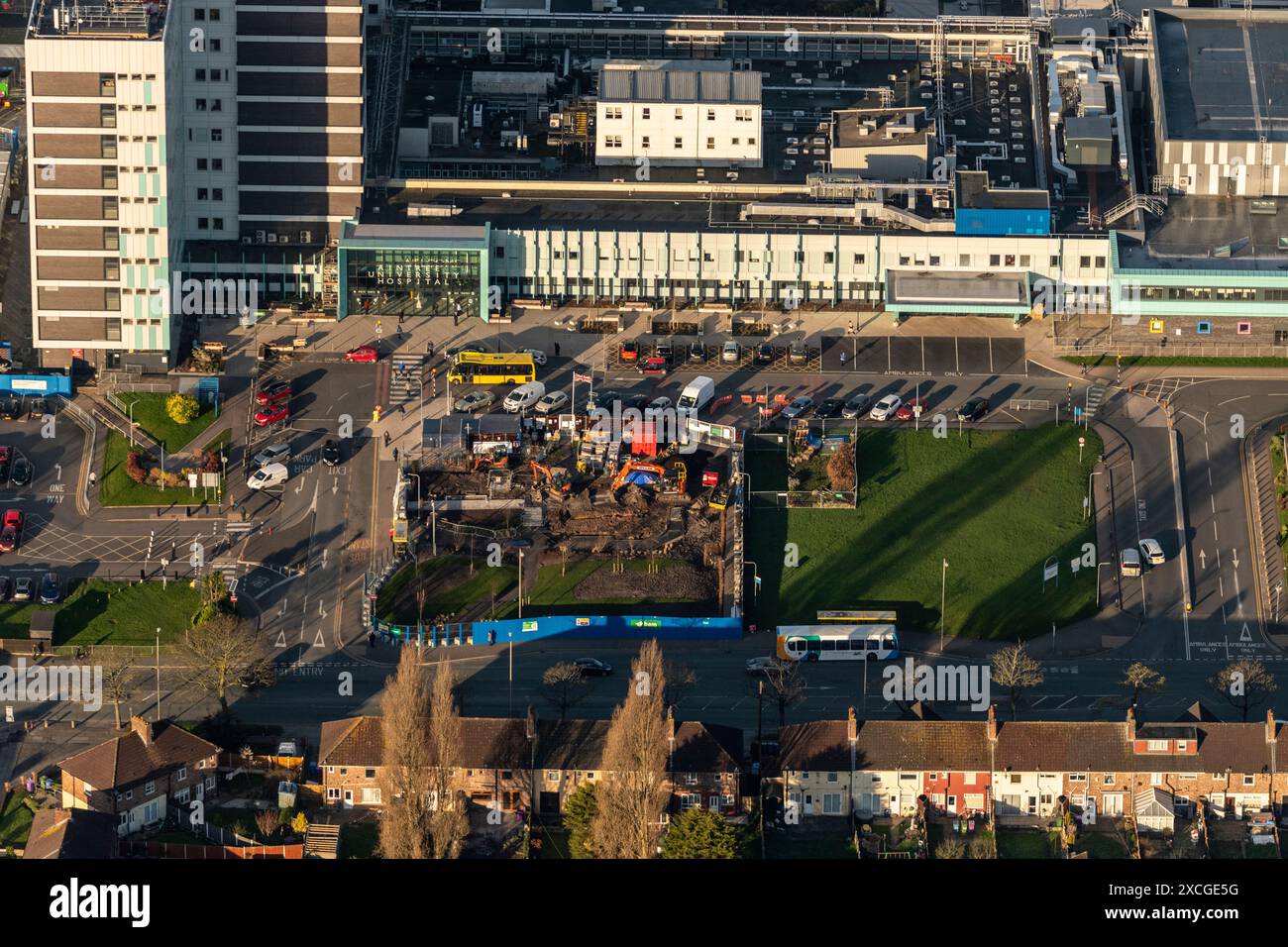 Luftbild des Liverpool Aintree University Hospital aus 1500 Fuß, das den Fortschritt der Bauarbeiten zeigt Stockfoto